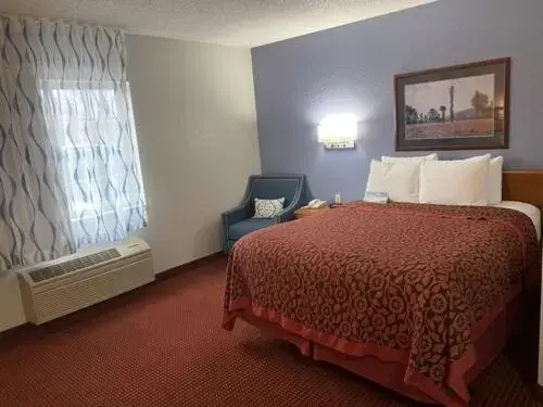 Bed in Days Inn & Suites by Wyndham Green Bay WI