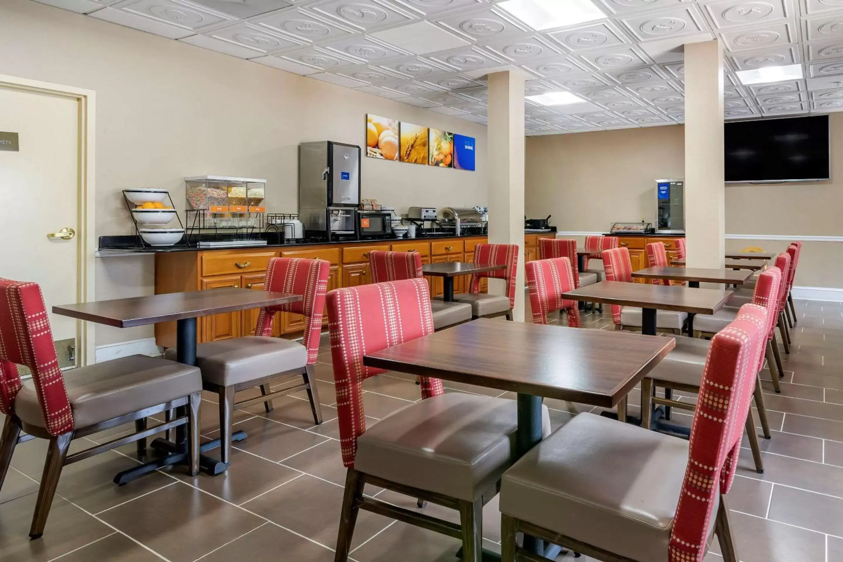 Restaurant/Places to Eat in Comfort Inn & Suites Statesboro - University Area