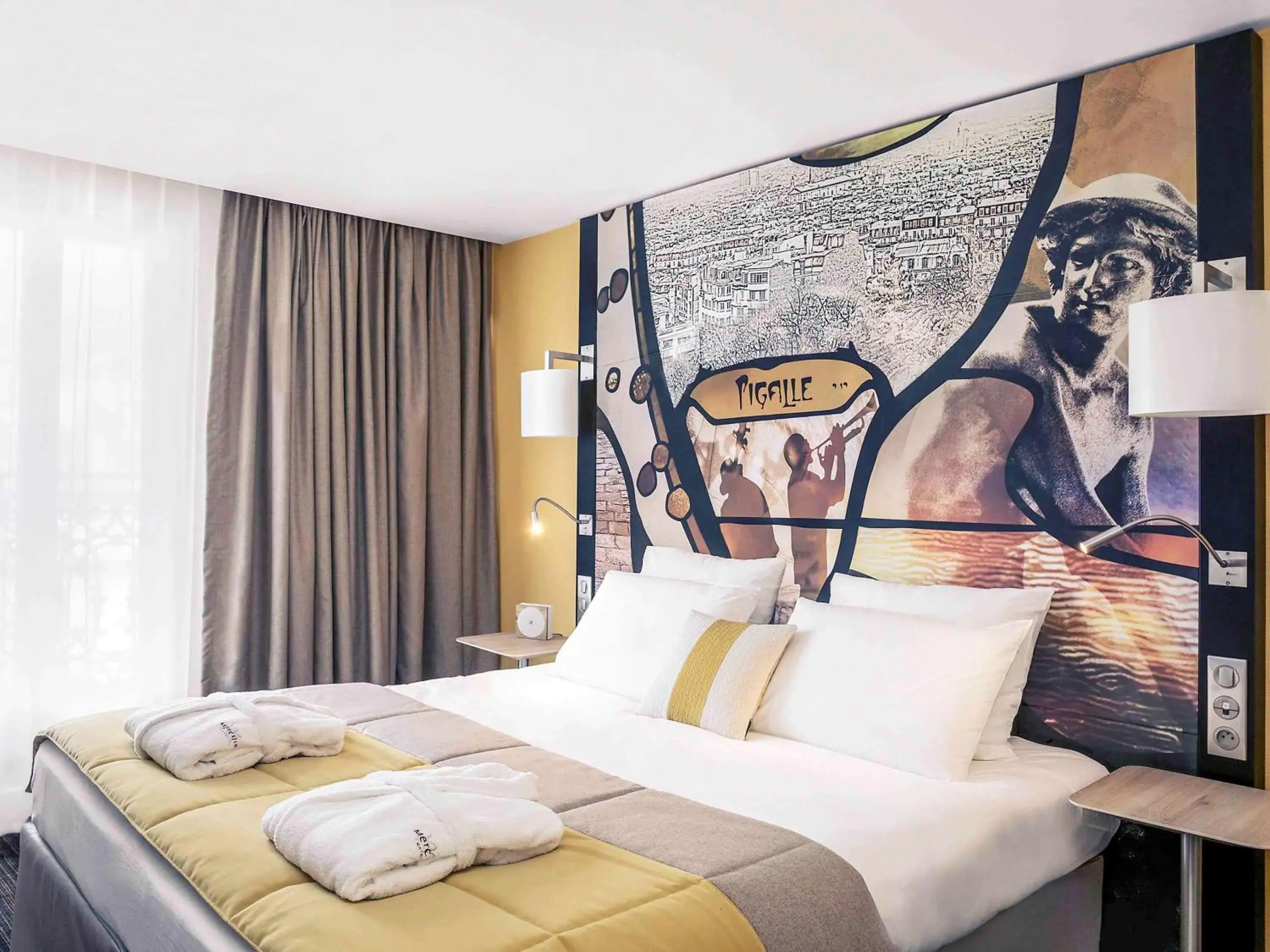 Photo of the whole room, Bed in Mercure Paris Pigalle Sacre Coeur