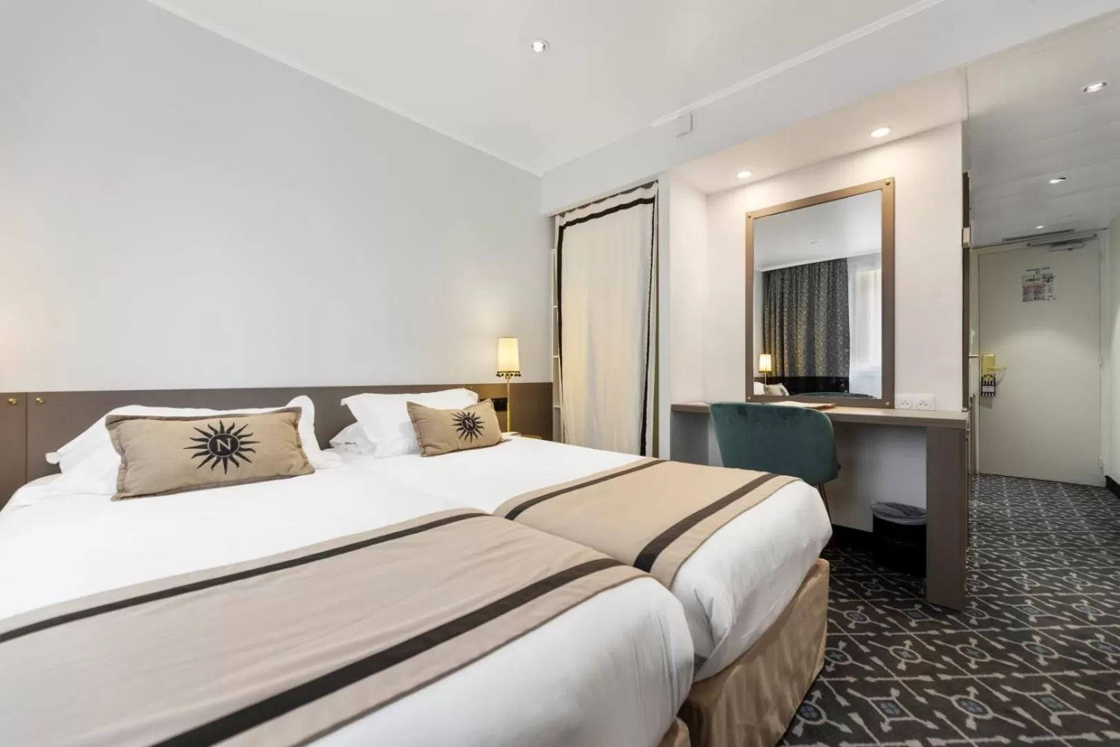 Photo of the whole room, Bed in Napoleon