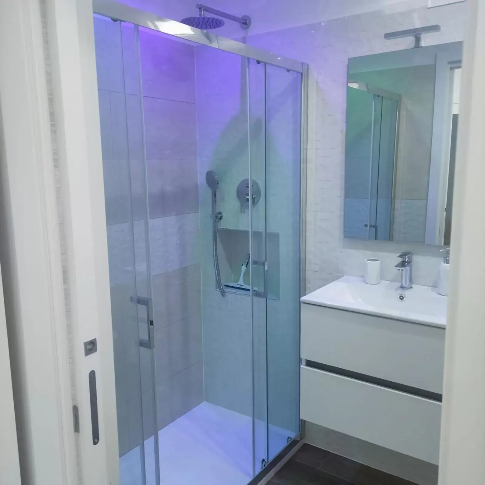 Shower, Bathroom in Due Cuori Suite con vasca idromassaggi