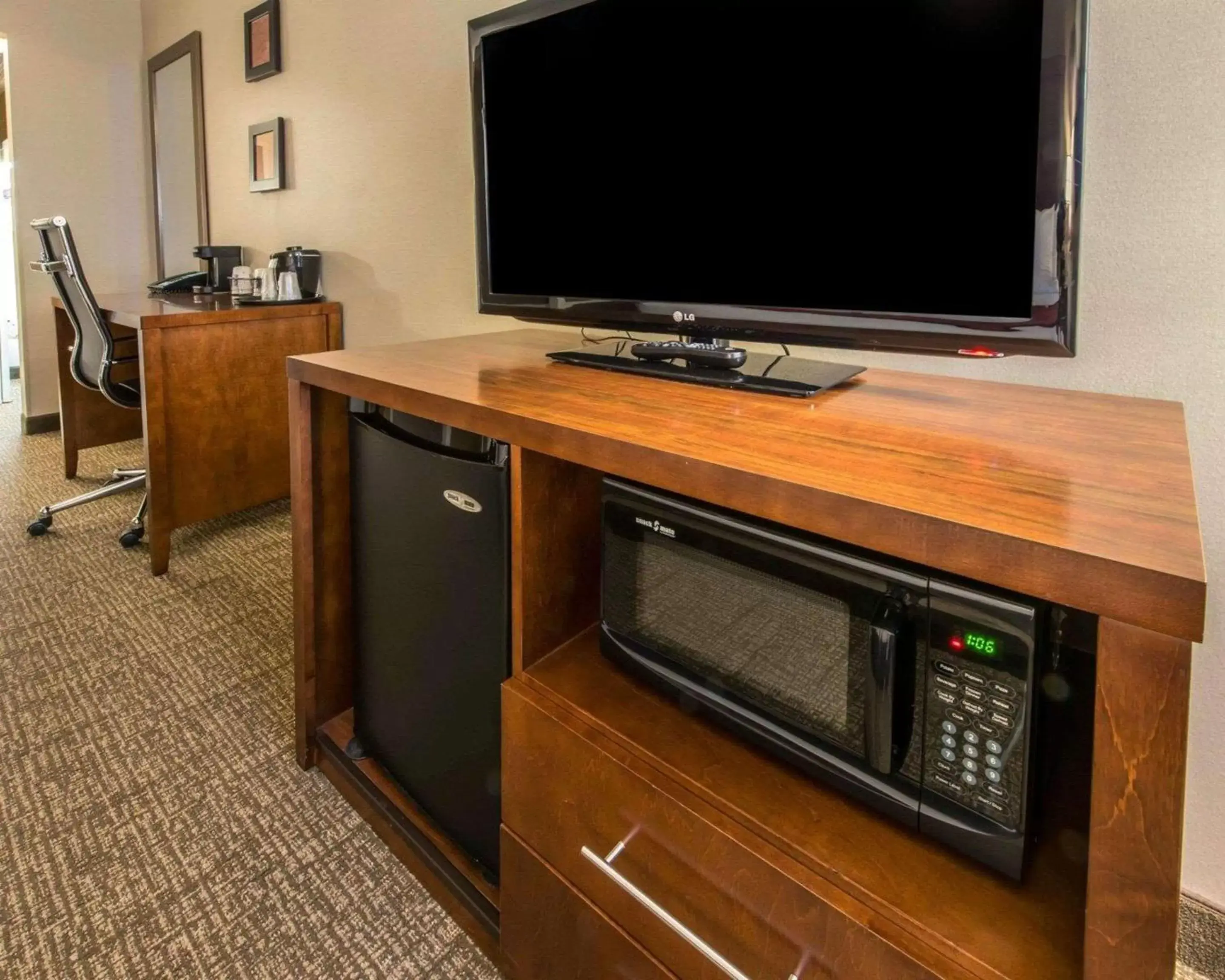 Photo of the whole room, TV/Entertainment Center in Comfort Inn & Suites Erie