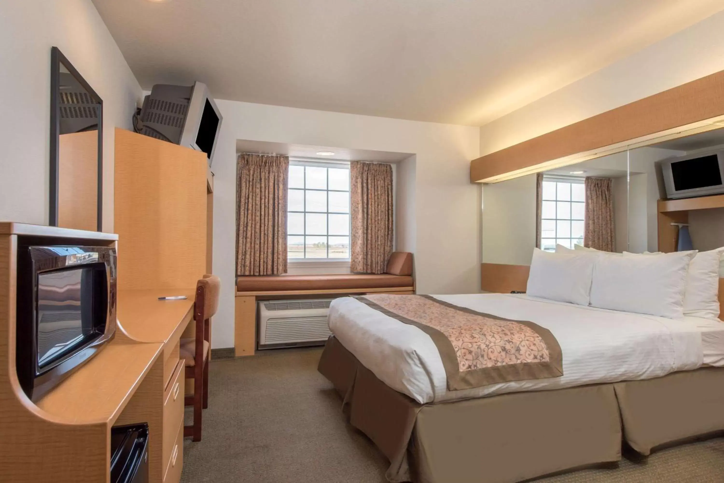 Photo of the whole room, Bed in Microtel Inn & Suites by Wyndham Altus