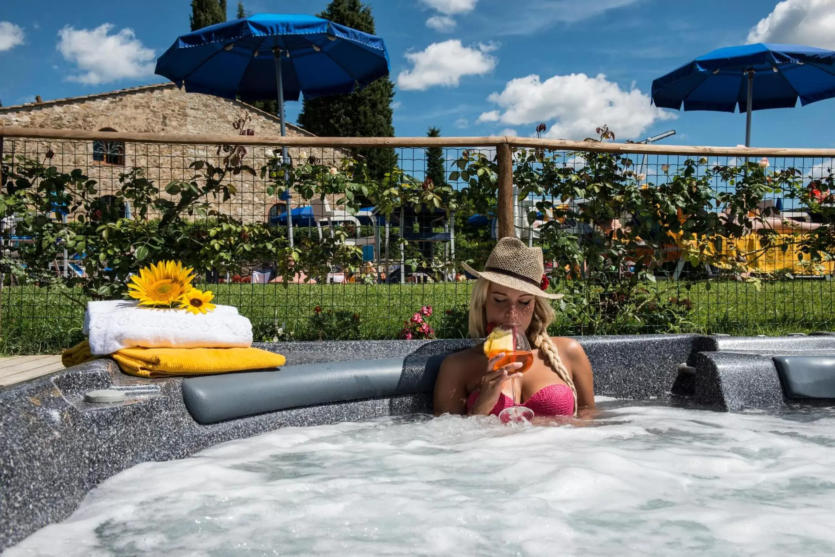 Hot Tub, Swimming Pool in Hotel Belvedere Di San Leonino