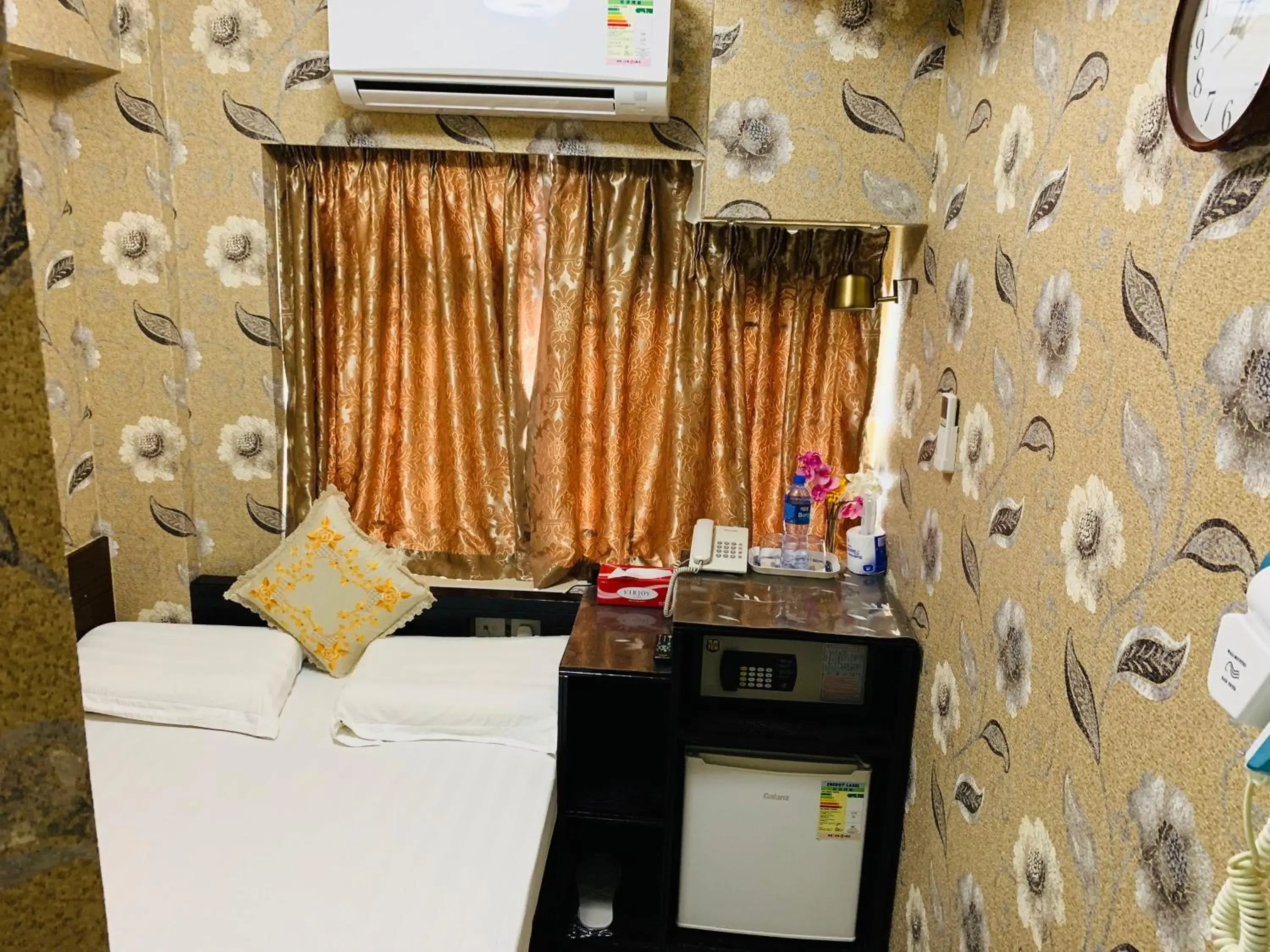 Photo of the whole room in Modern Photo of the whole room in Modern