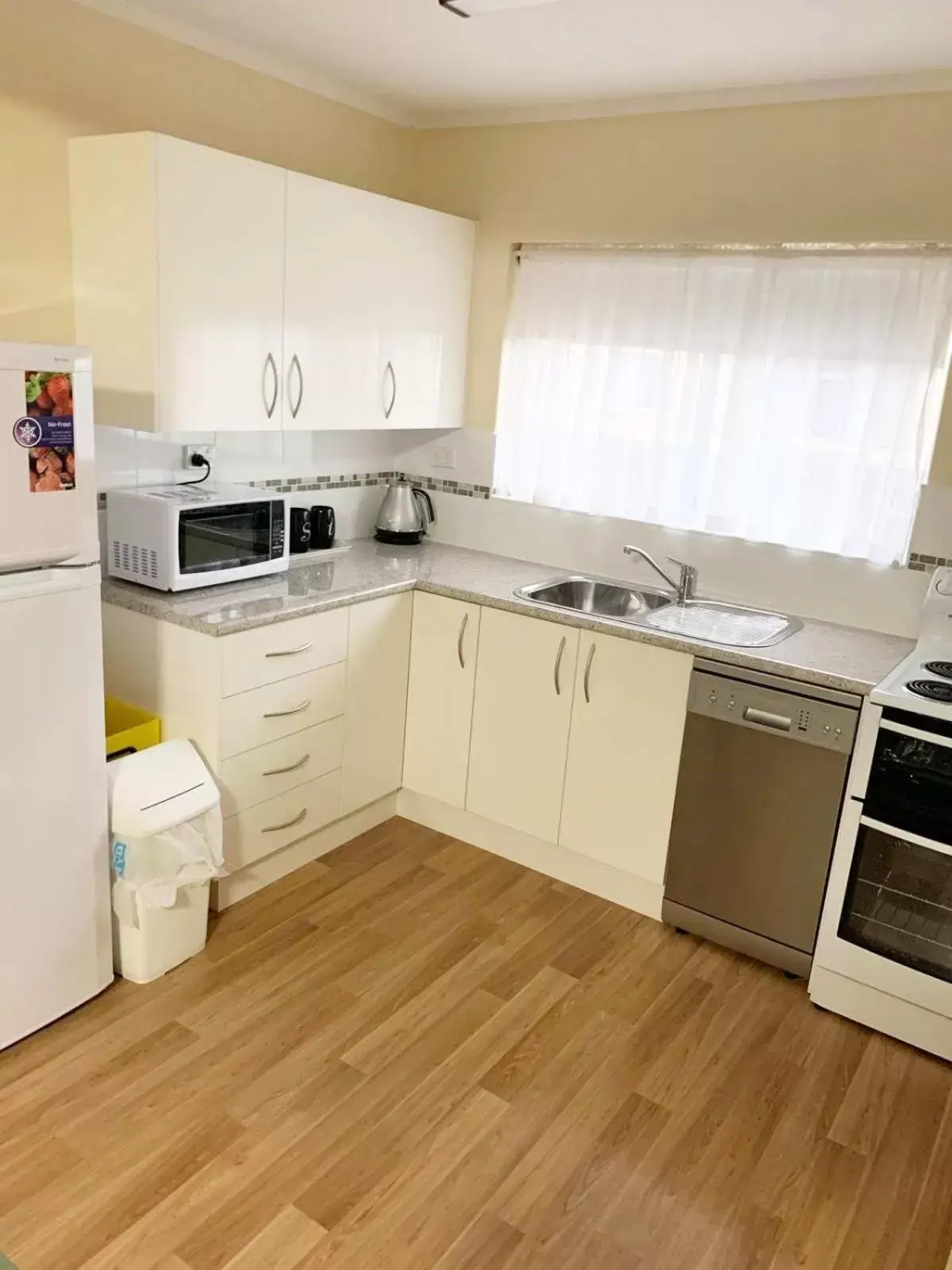 Kitchen/Kitchenette in Westwood Motor Inn