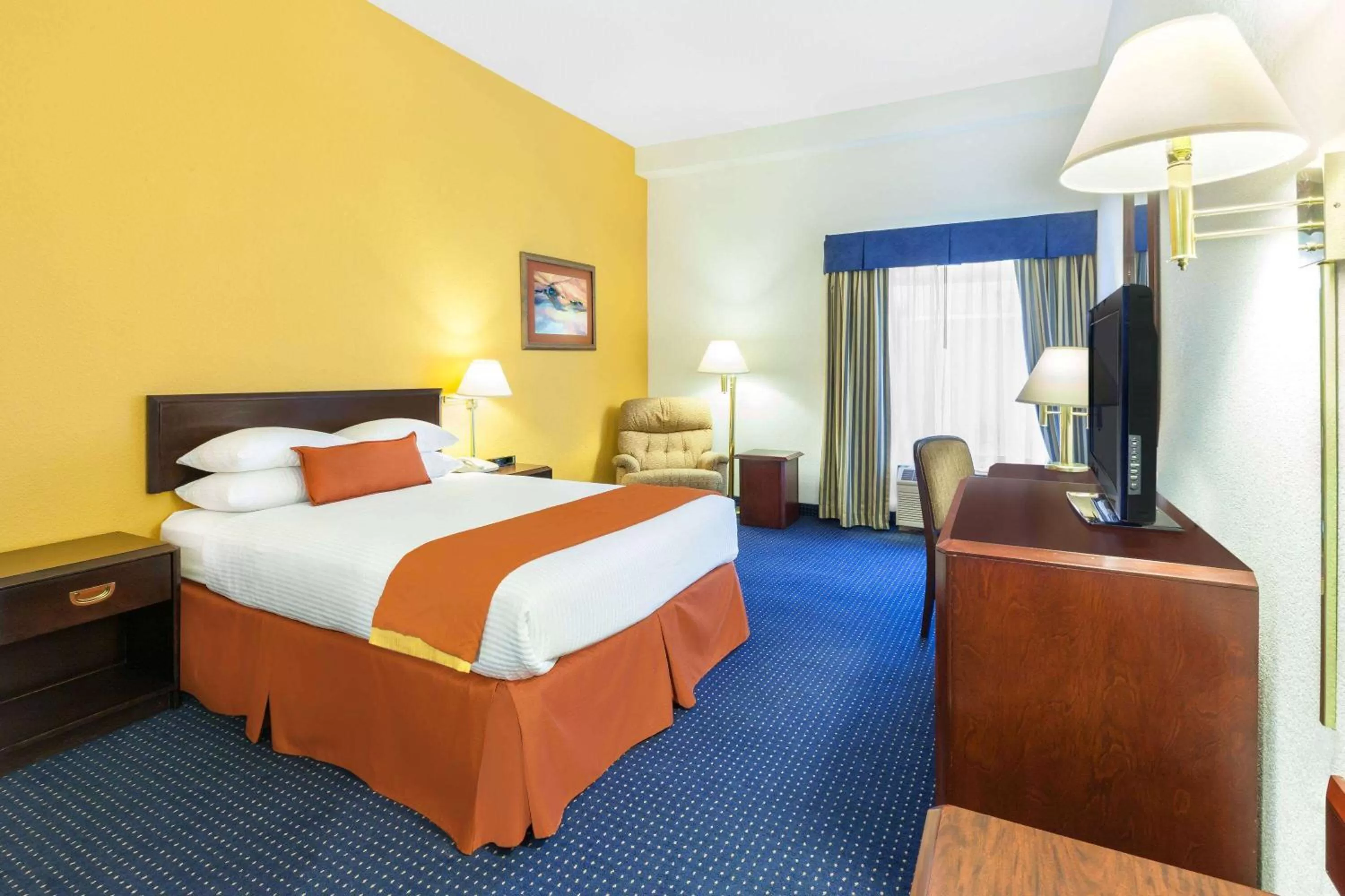 Photo of the whole room, Bed in Wyndham Garden Monterrey Norte