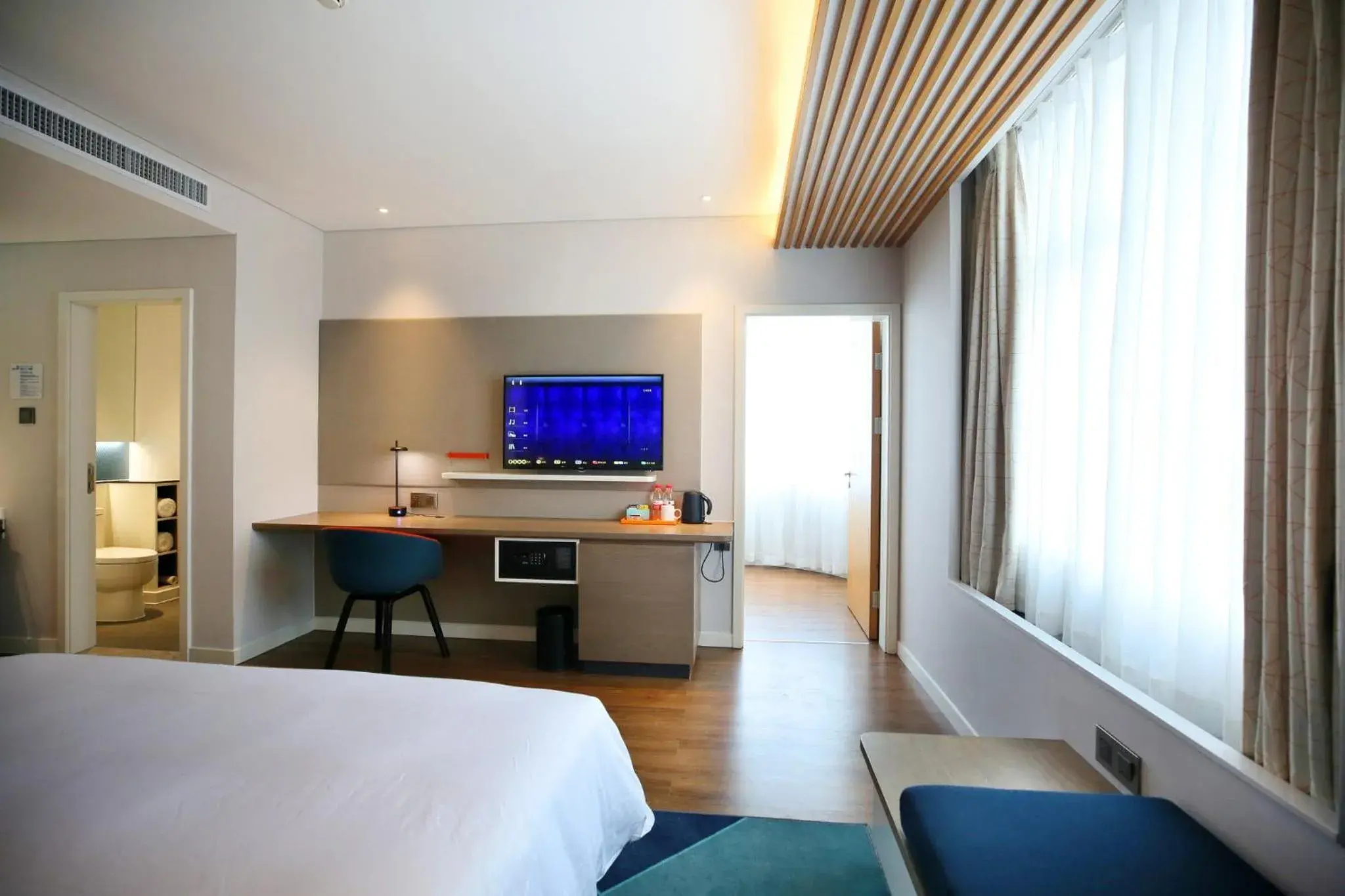 Photo of the whole room, Bed in Holiday Inn Express Chengdu North Railway Station by IHG - Near Panda Base, Near Chunxi Road Free laundromat Photo of the whole room, Bed in Holiday Inn Express Chengdu North Railway Station by IHG - Near Panda Base, Near Chunxi Road Free laundromat