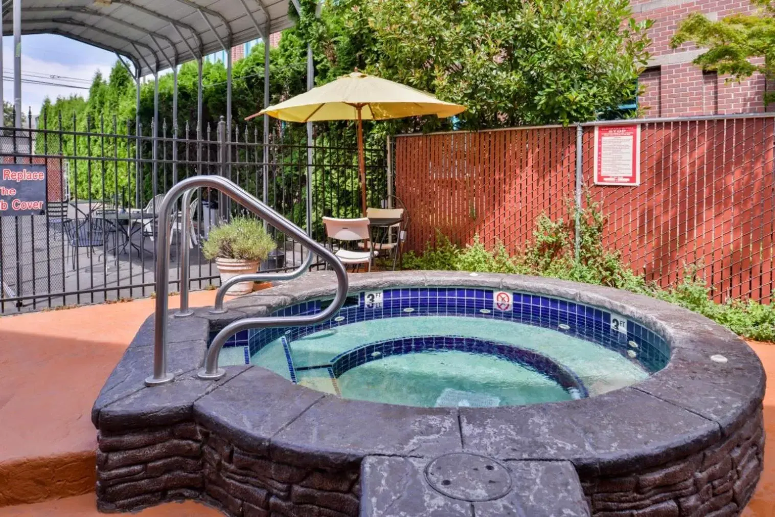 Hot Tub, Swimming Pool in Campus Inn & Suites Eugene Downtown