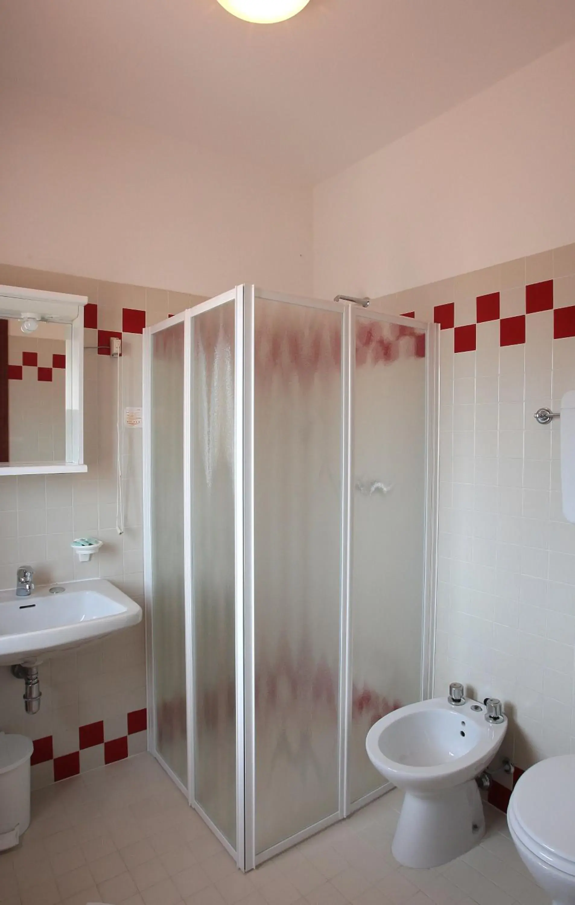 Shower, Bathroom in Hotel Midi