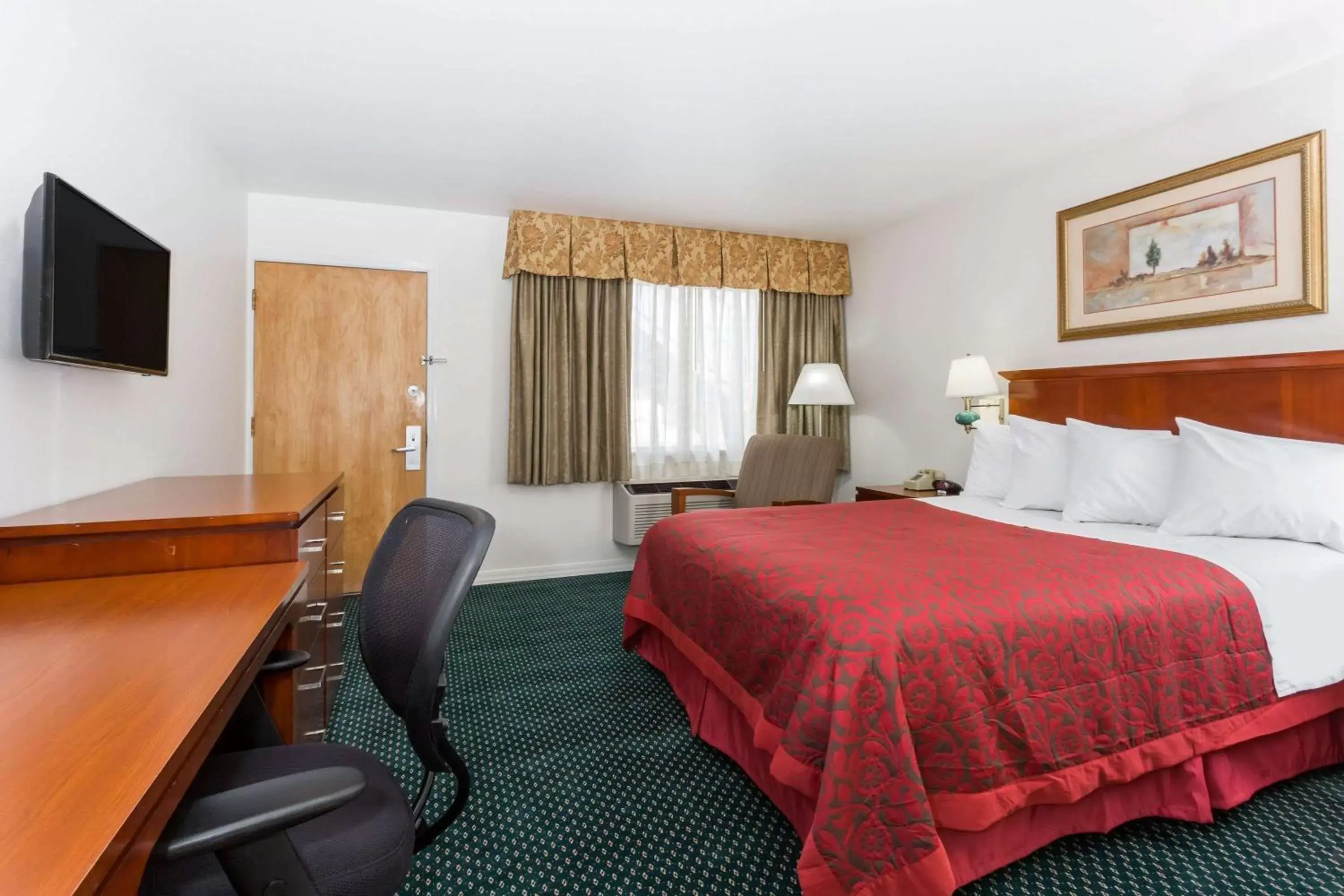 Photo of the whole room, Bed in Days Inn by Wyndham Kimball