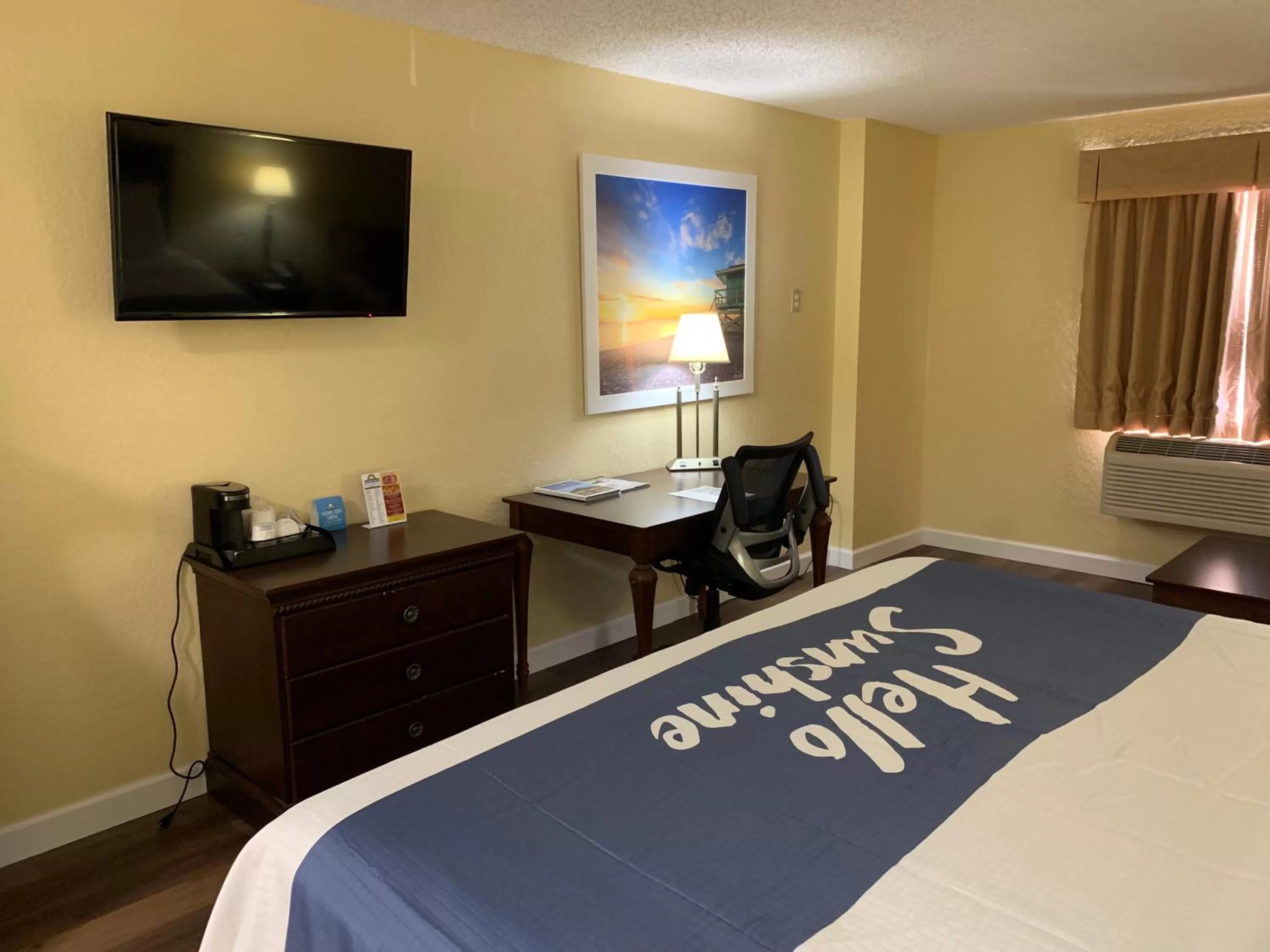 King Room with Mobility/Hearing Impaired Access - Non-Smoking in Days Inn by Wyndham Sarasota I-75