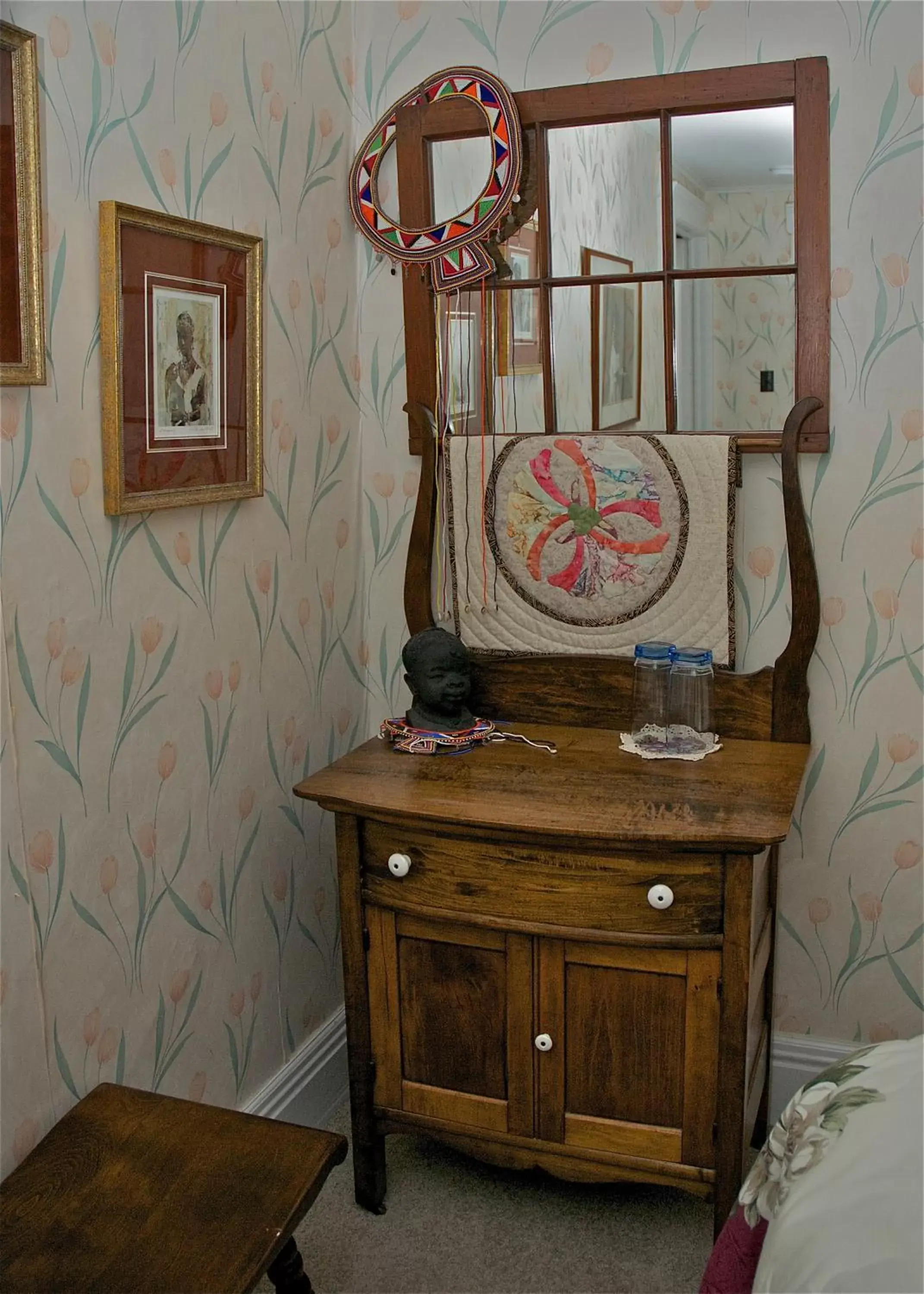 Decorative detail, Bathroom in Bondy House Bed & Breakfast