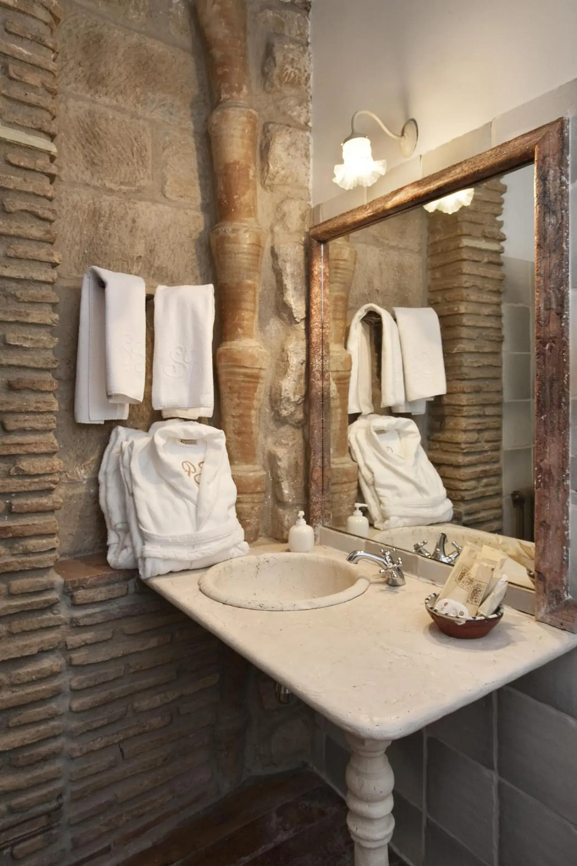 Bathroom in Hospedería Señorío de Briñas