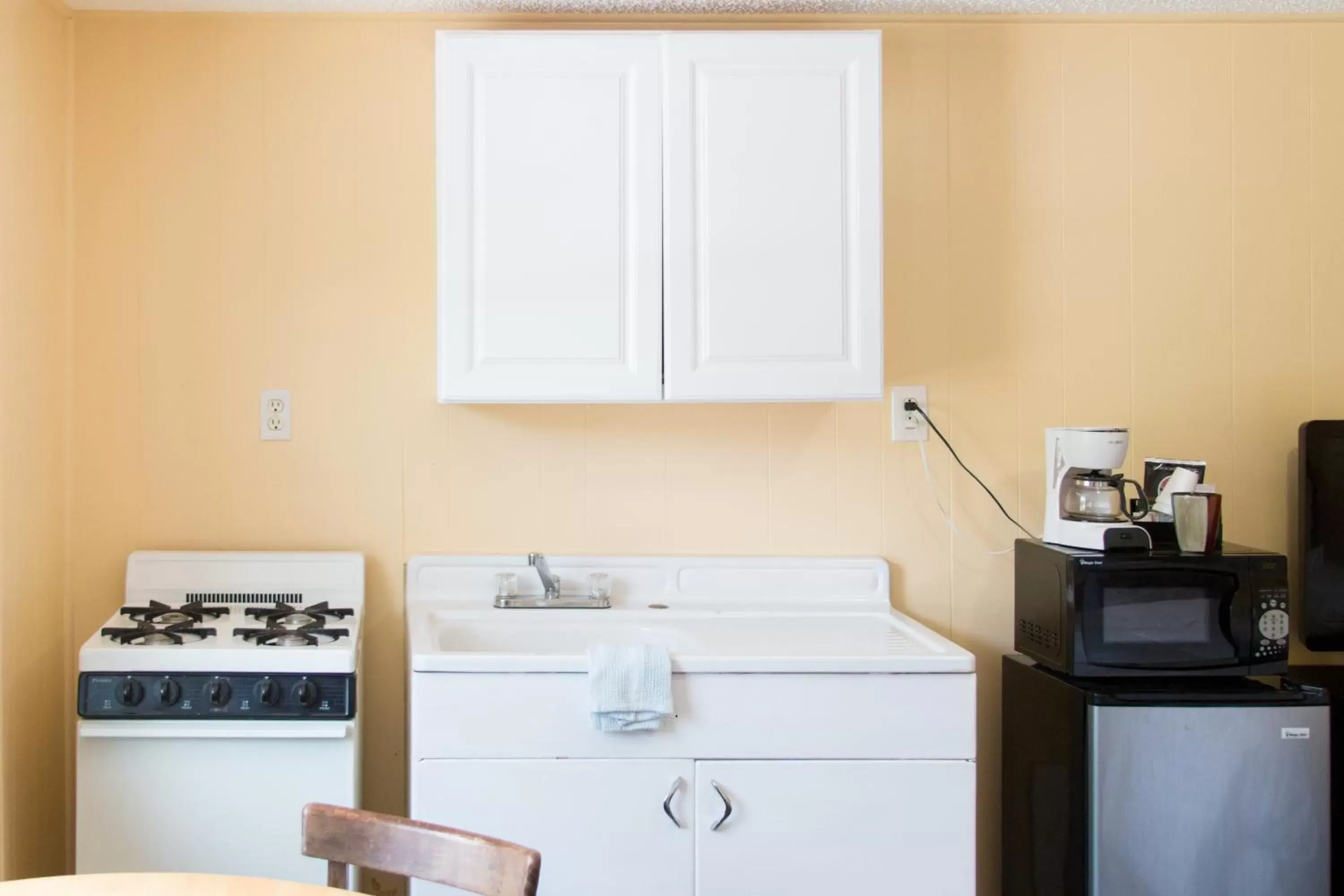 Kitchen or kitchenette in Clarence Inn Extended Stay