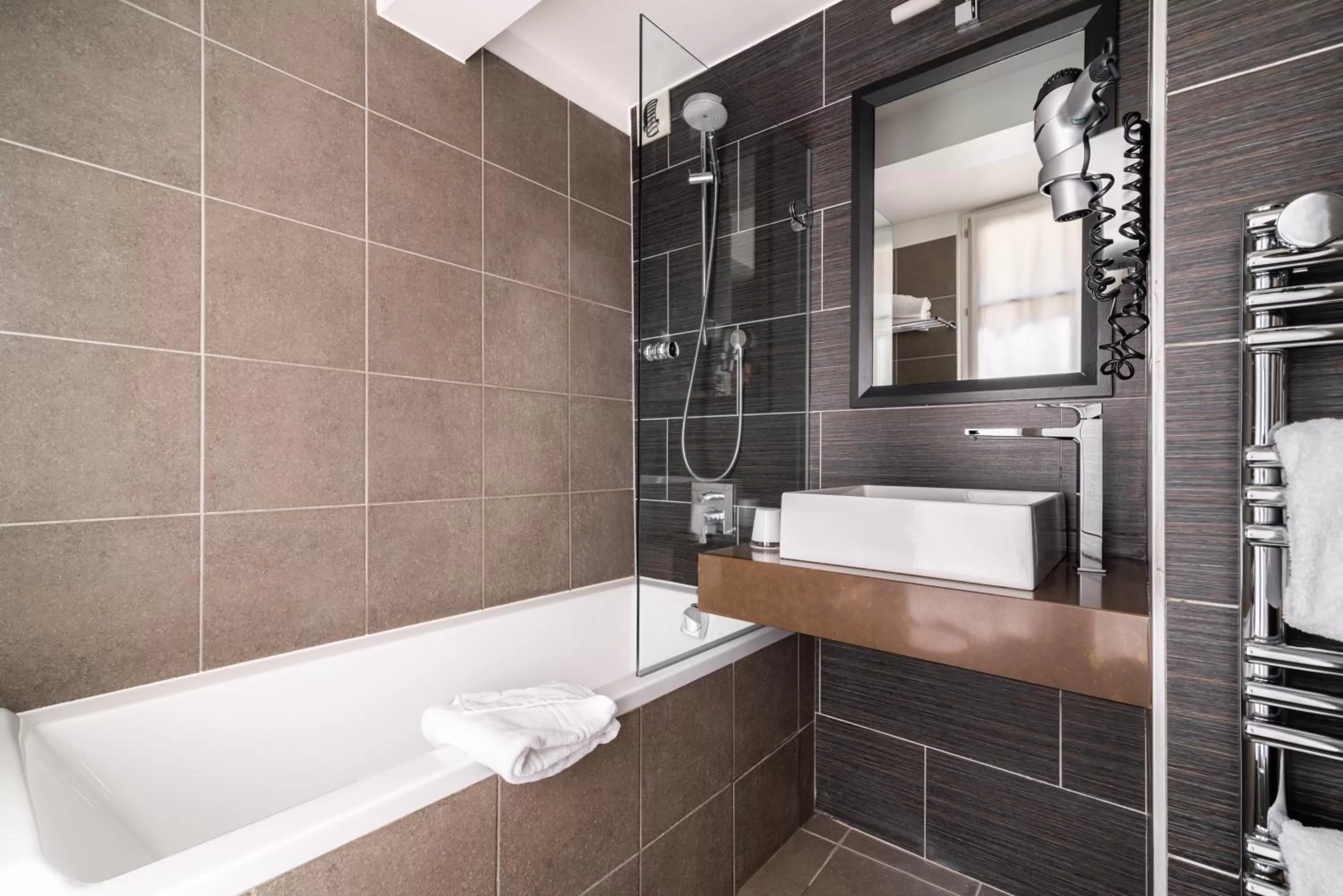 Shower in Hôtel Duo