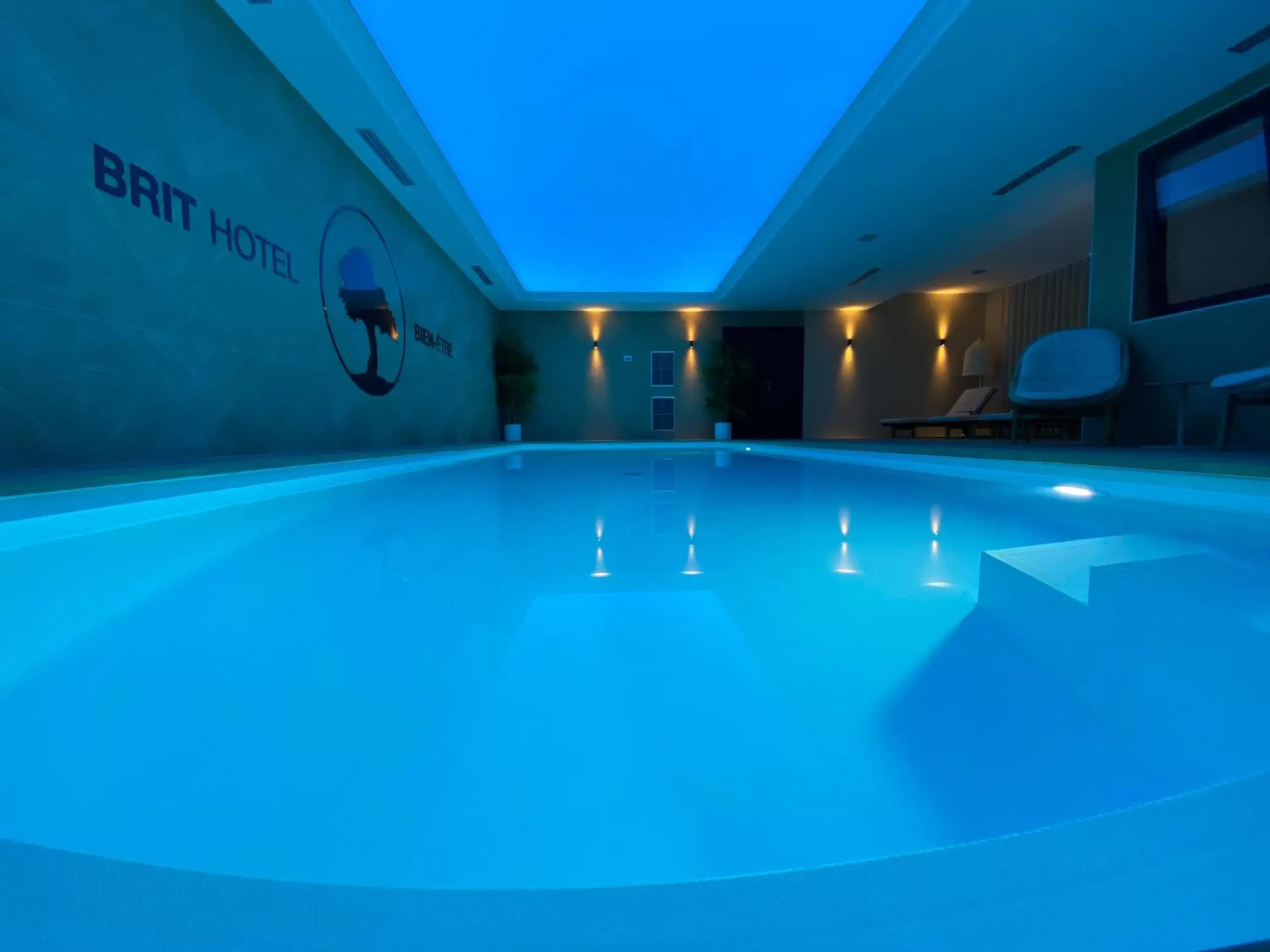 Swimming Pool in Brit Hotel Piscine & Spa - Fougères