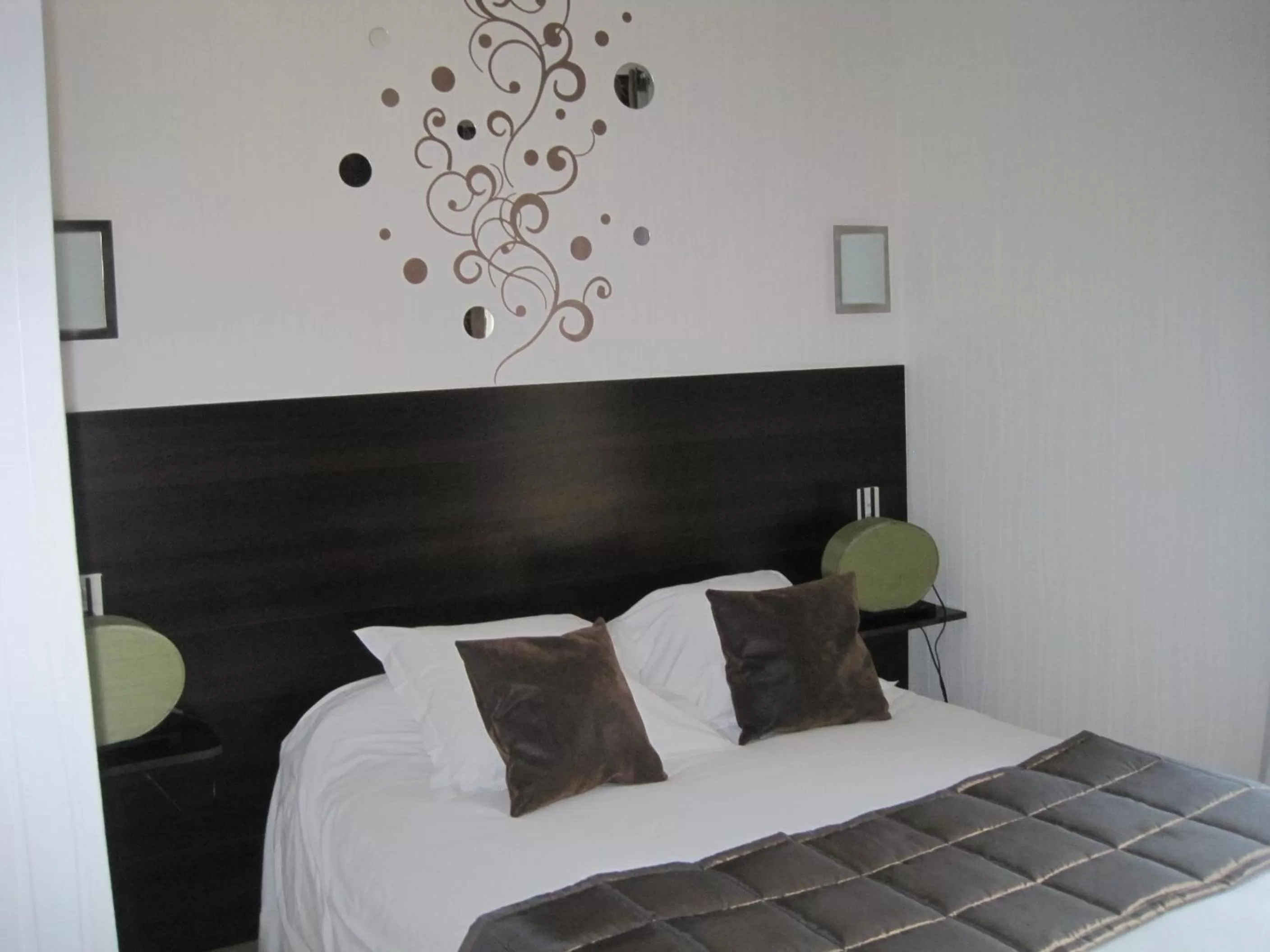 Bed in Hotel Restaurant Rive Gauche