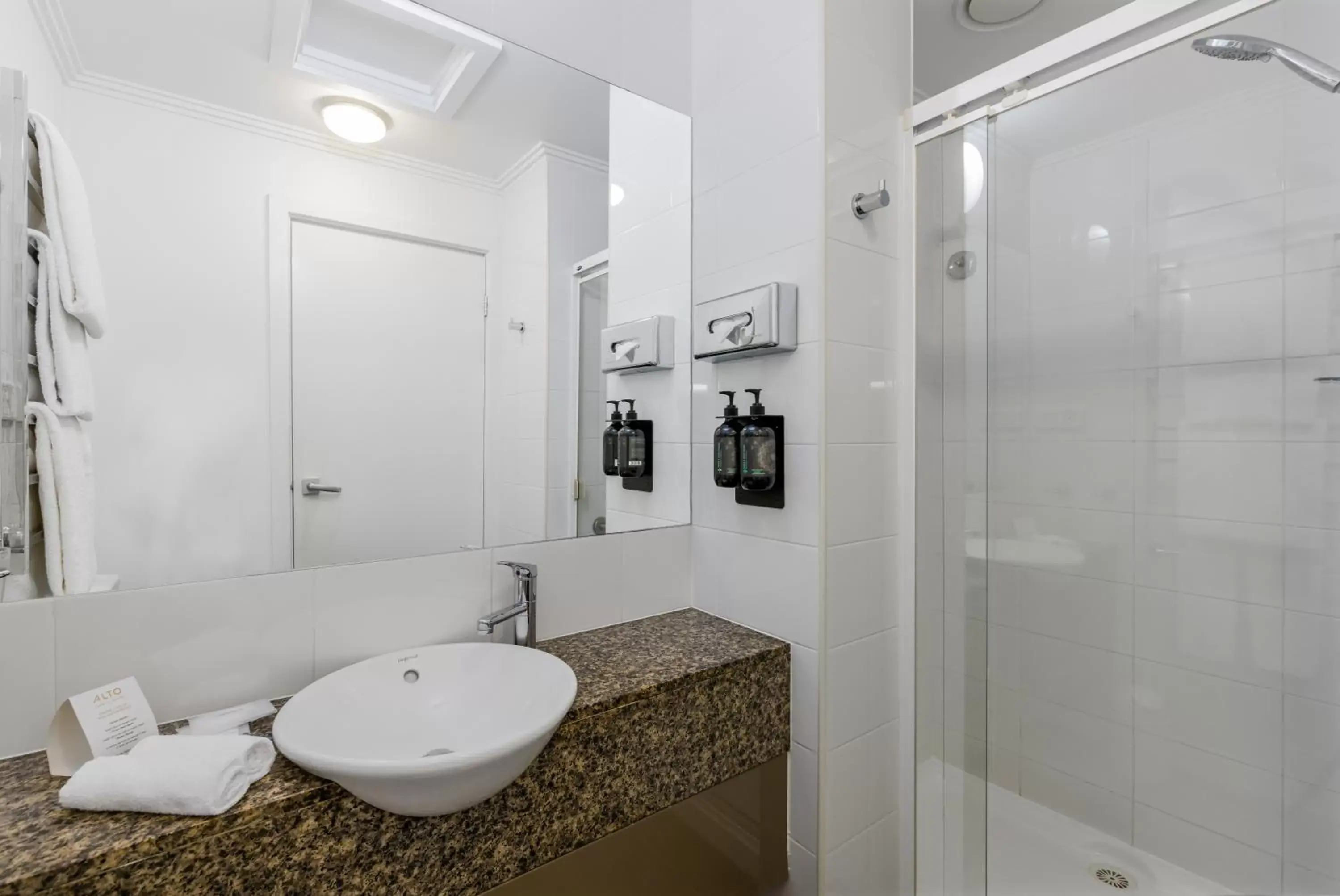 Shower, Bathroom in Alto Hotel On Bourke