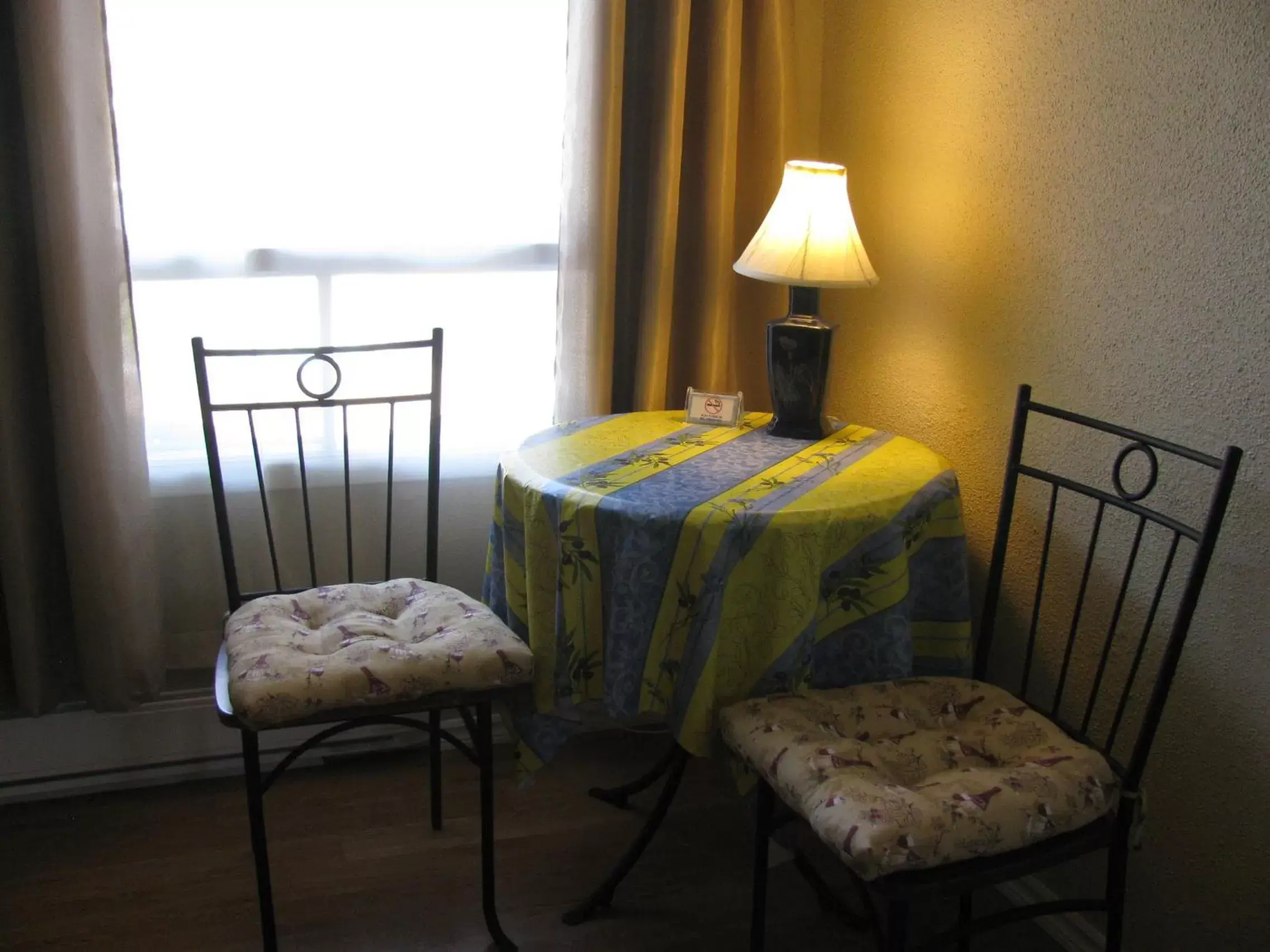 Seating area, Bed in Motel de l'Outlet