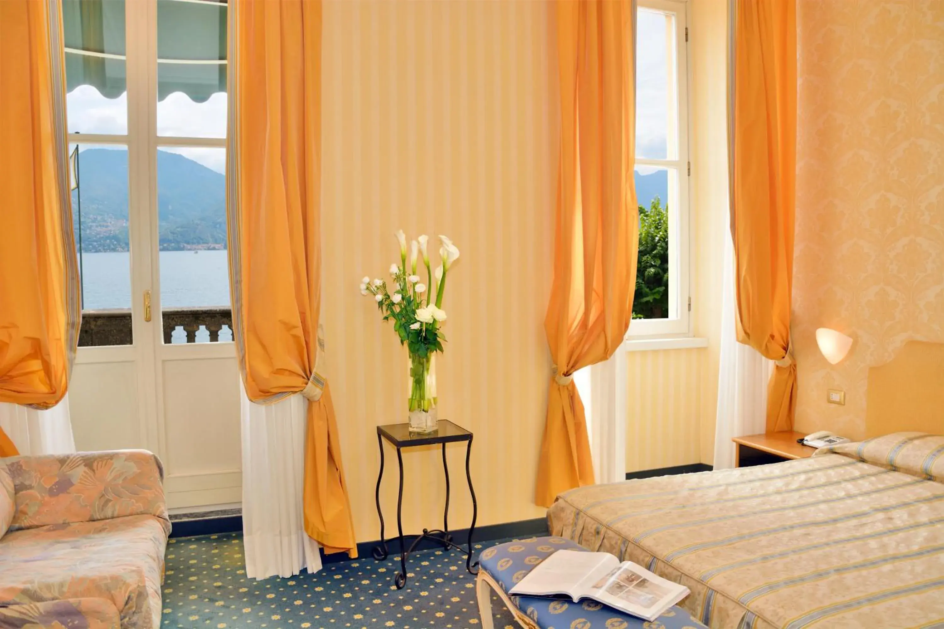 Lake view, Bed in Grand Hotel Menaggio