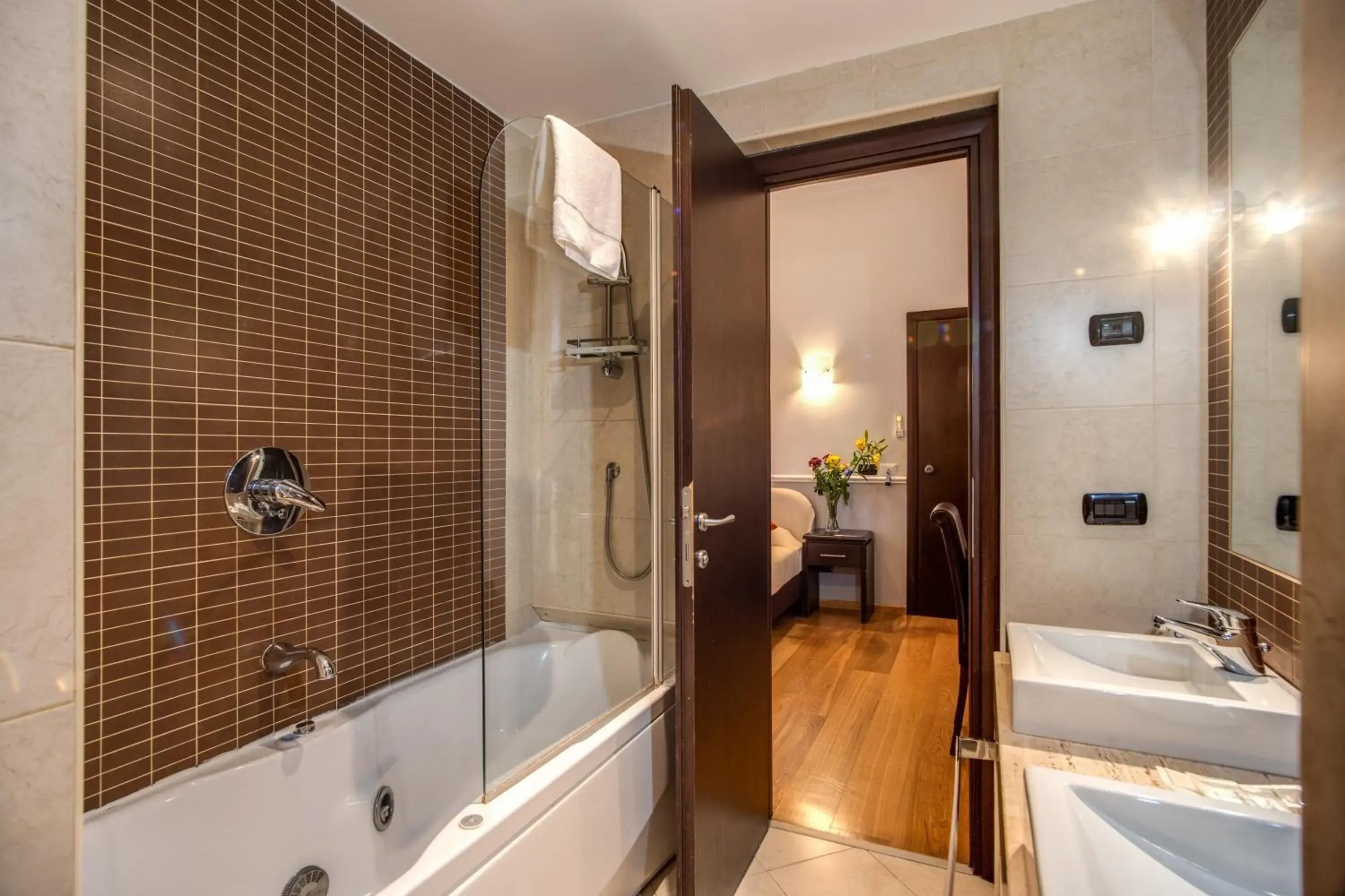 Bath, Bathroom in Hotel Everest Inn Rome