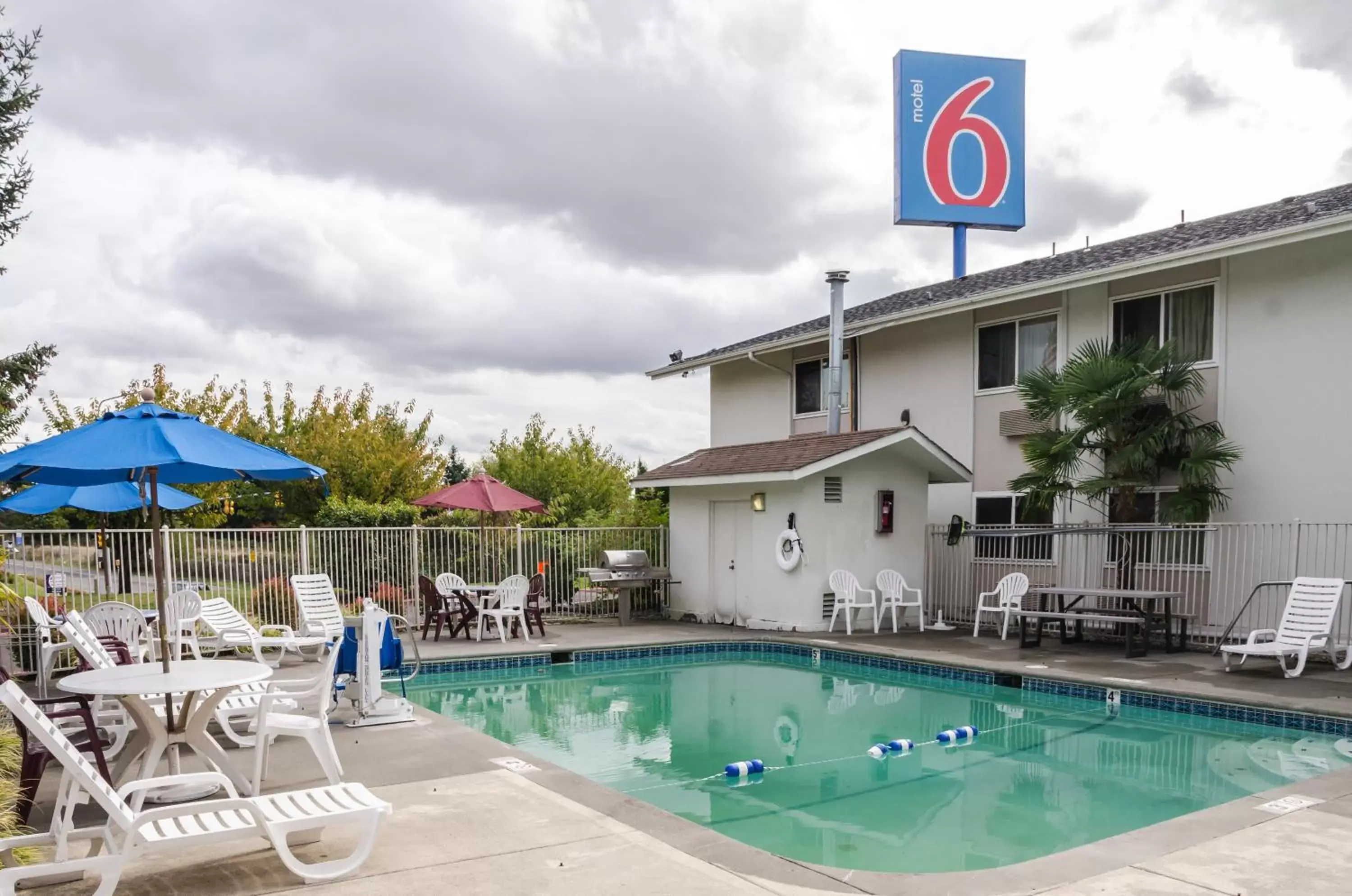 Swimming pool, Property Building in Motel 6-Seattle, WA - Sea-Tac Airport South