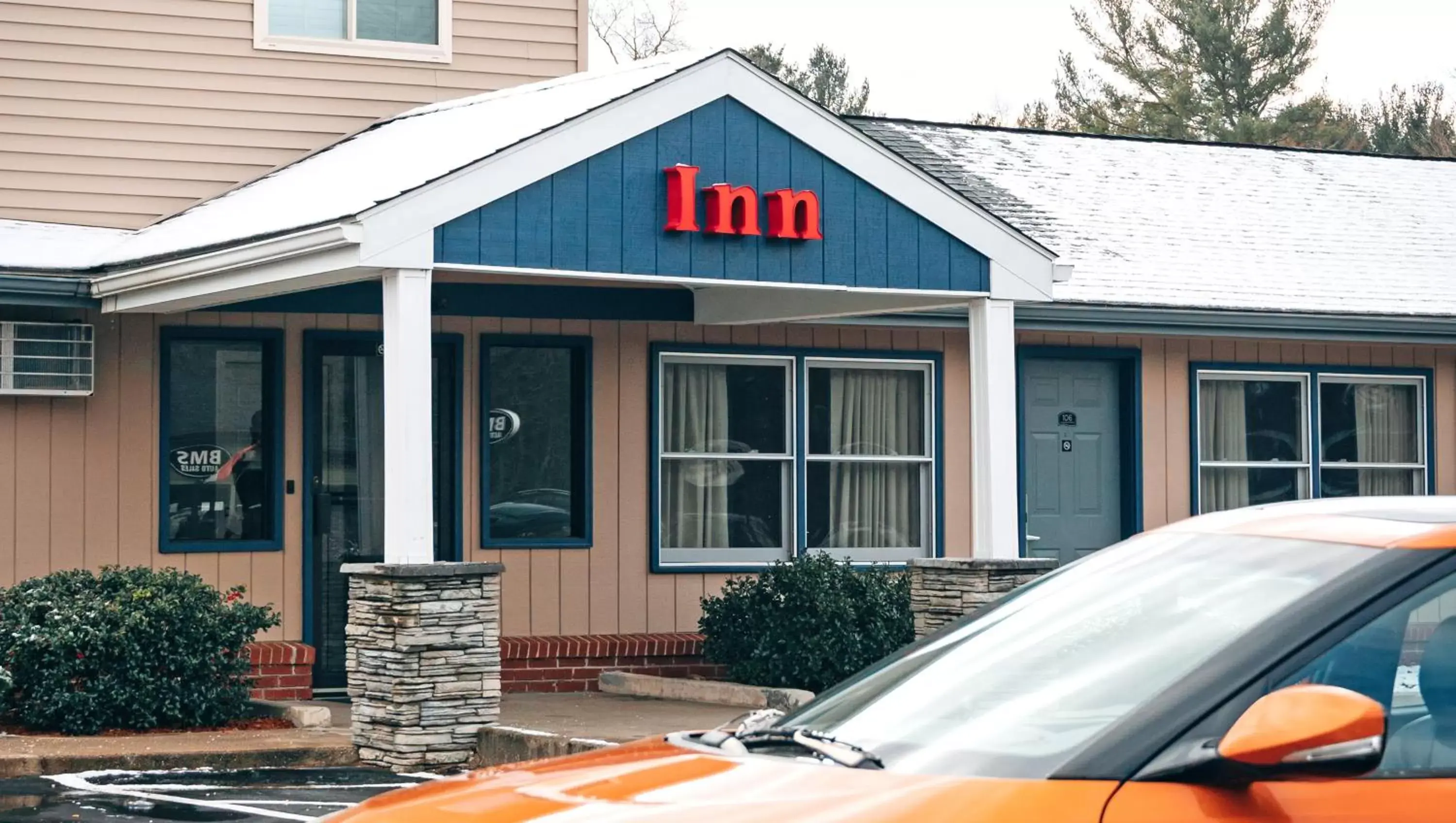 Property Building in Quiet Corner Inn