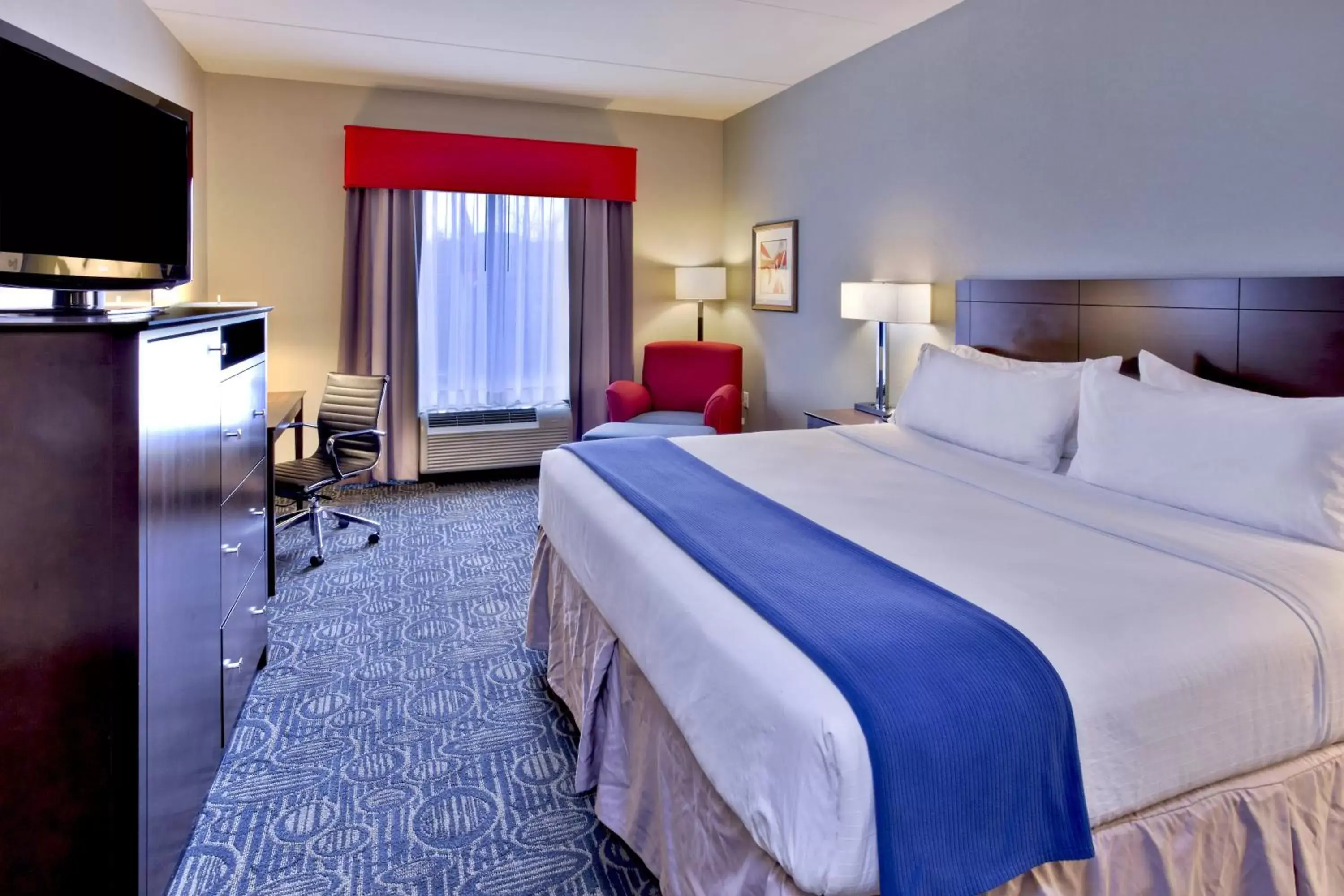 Photo of the whole room, Bed in Holiday Inn Express & Suites Oak Ridge, an IHG Hotel