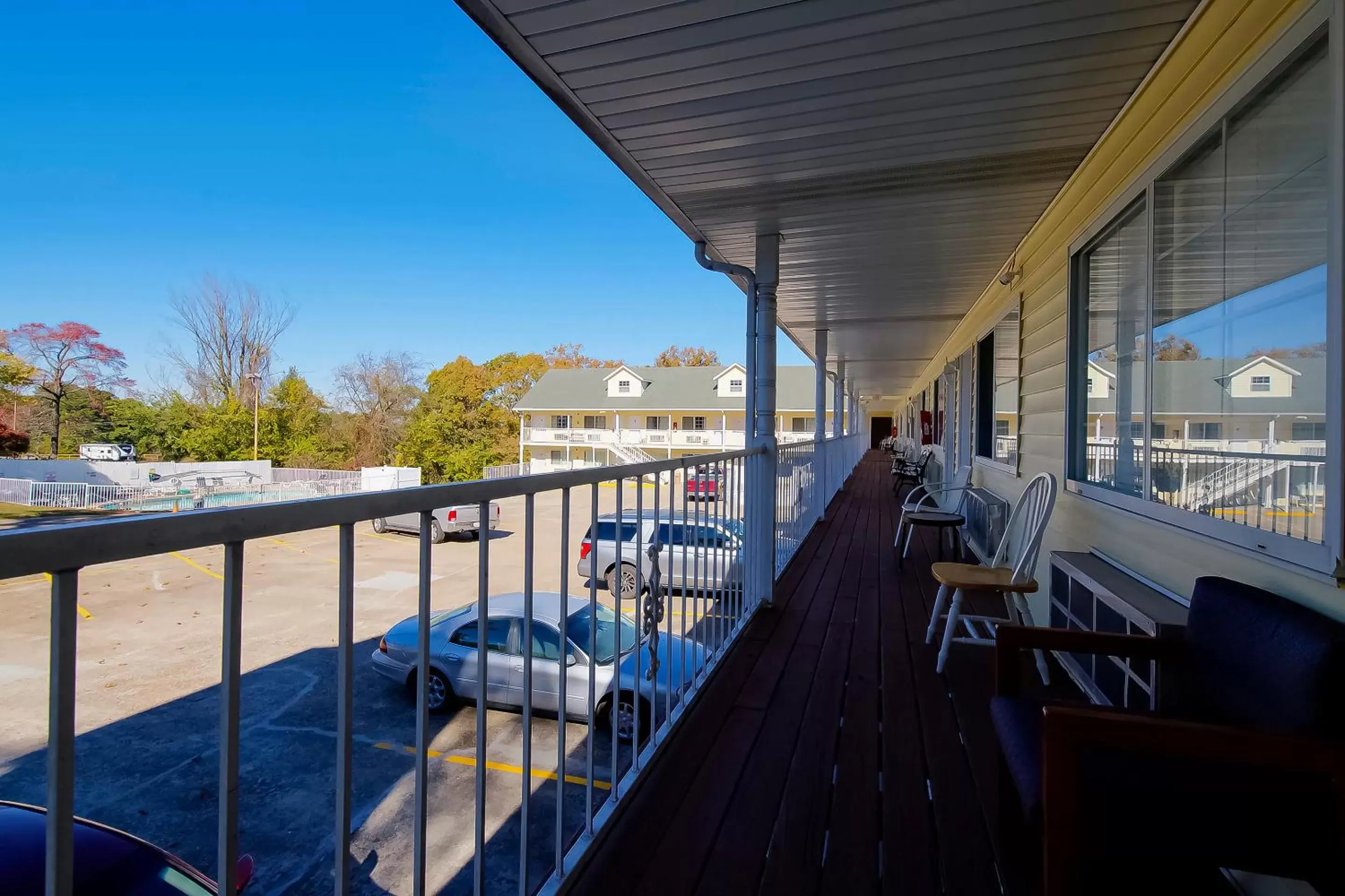 Parking, Balcony/Terrace in Hotel O Eureka Springs - Christ of Ozark Area