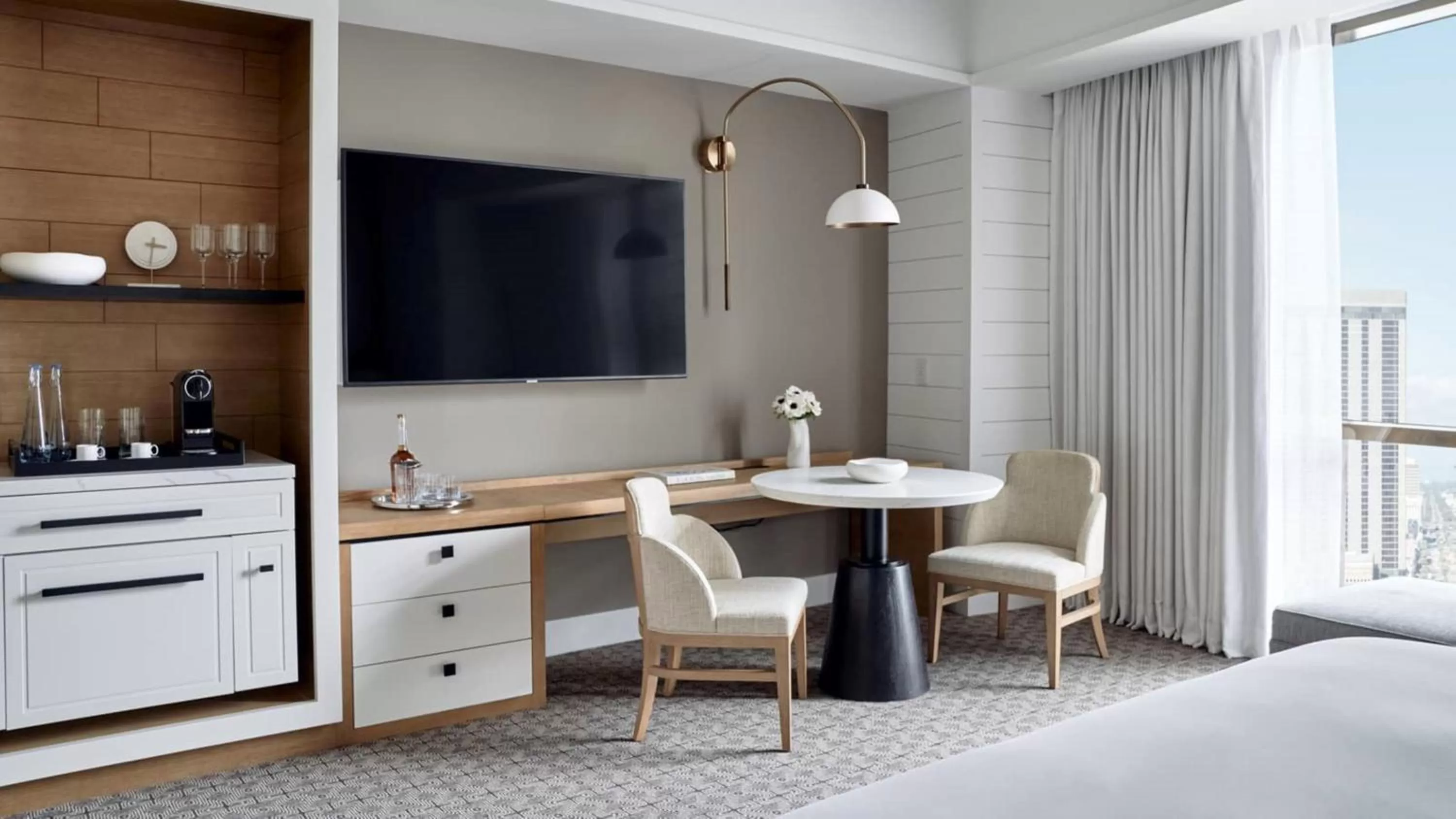 Dining area, Bed in Four Seasons New Orleans