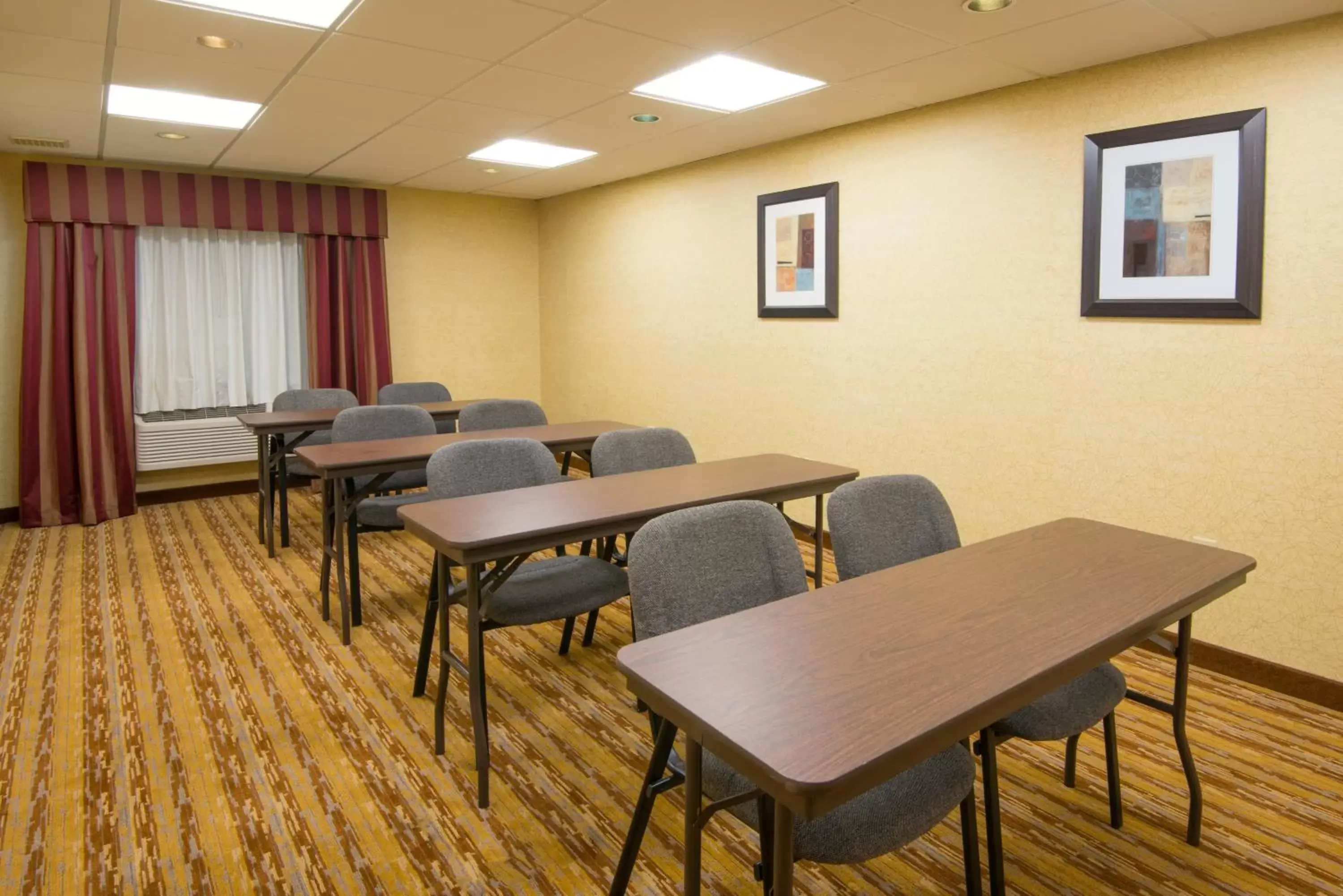 Meeting/conference room in Holiday Inn Express Hotel & Suites Wauseon, an IHG Hotel