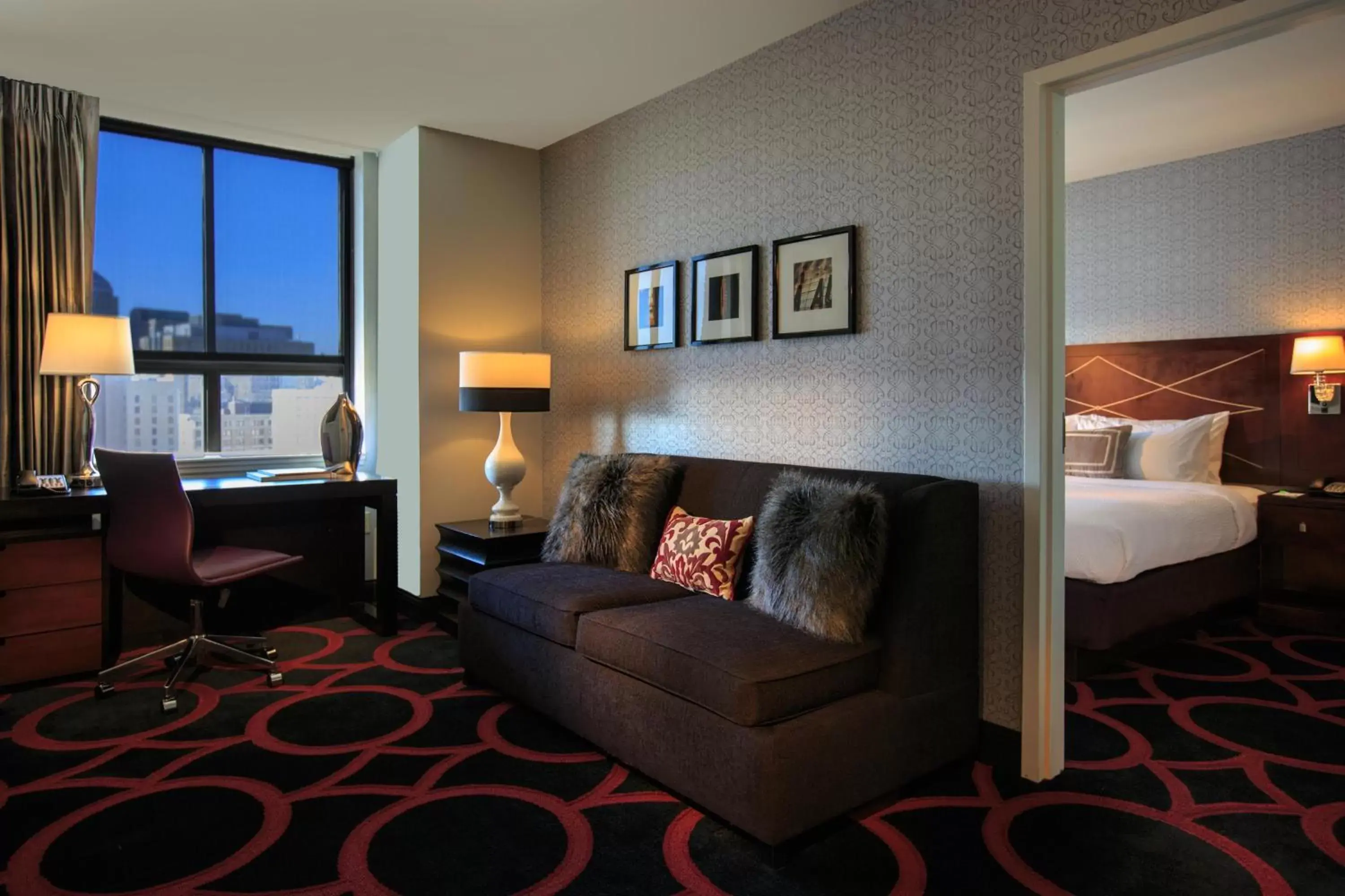 Photo of the whole room, Seating Area in Courtyard by Marriott Boston Downtown