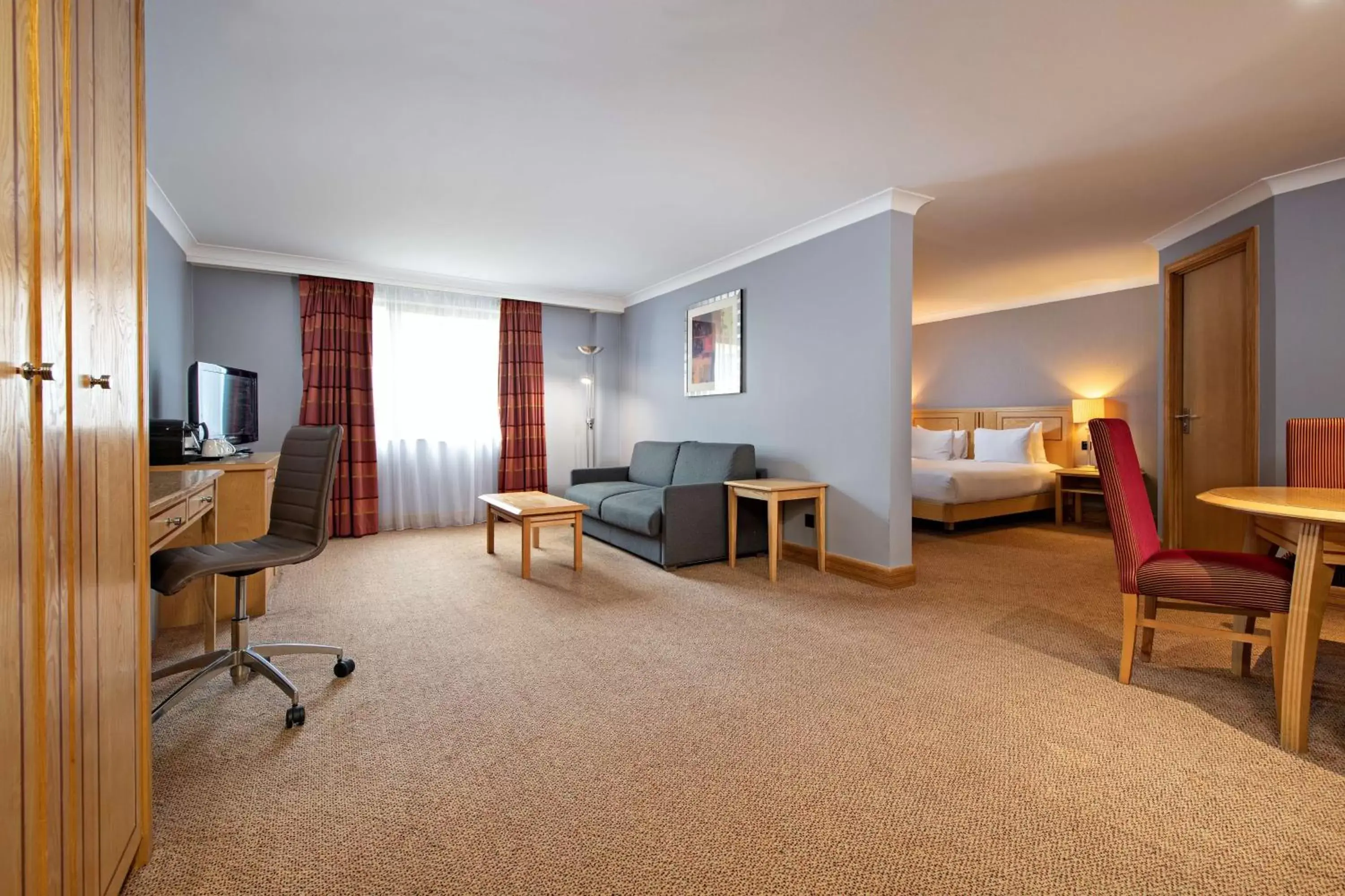 Bedroom, Seating Area in DoubleTree by Hilton Swindon Hotel