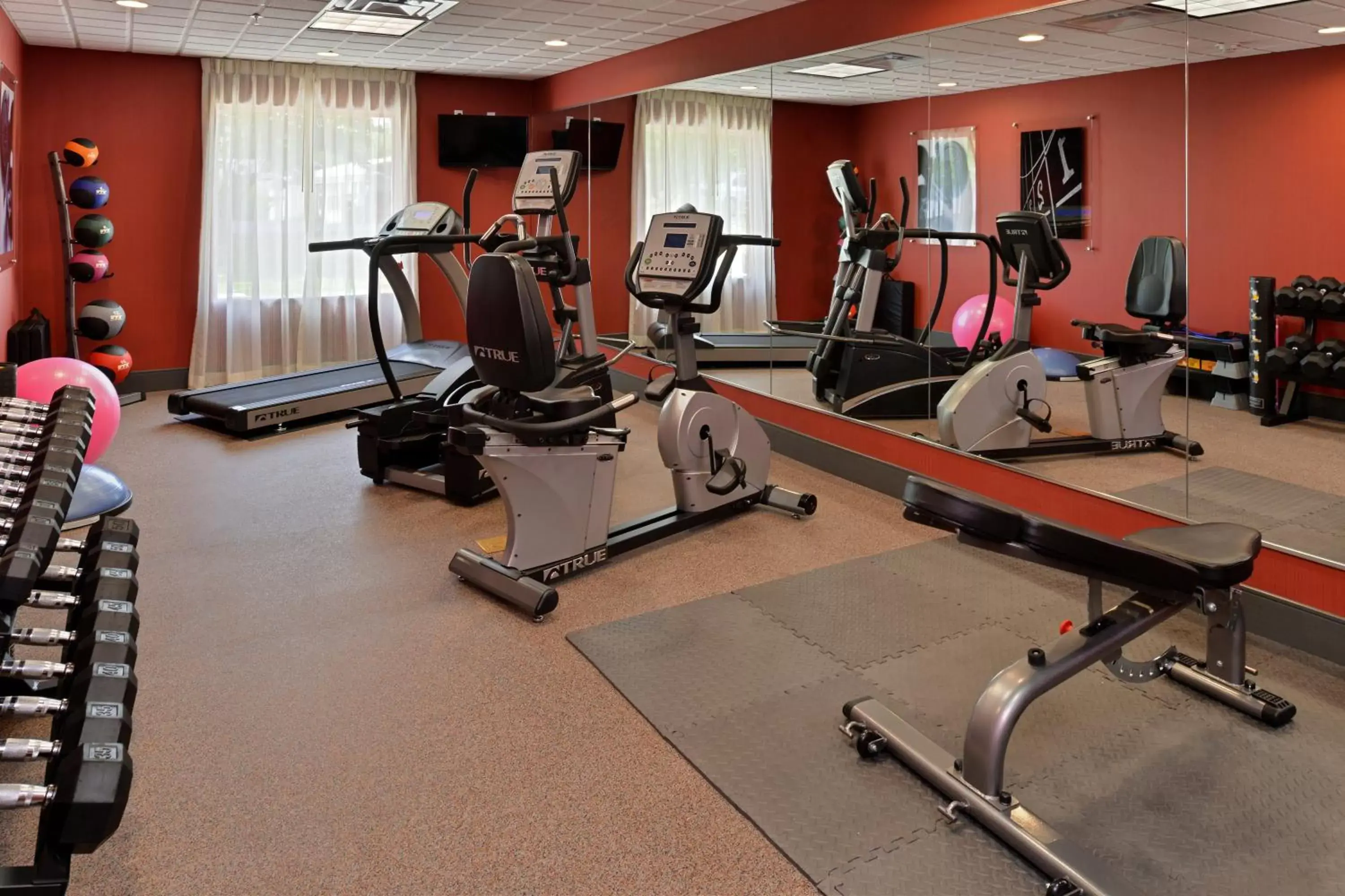 Spa and wellness centre/facilities, Fitness Center/Facilities in Holiday Inn Express & Suites Ironton, an IHG Hotel