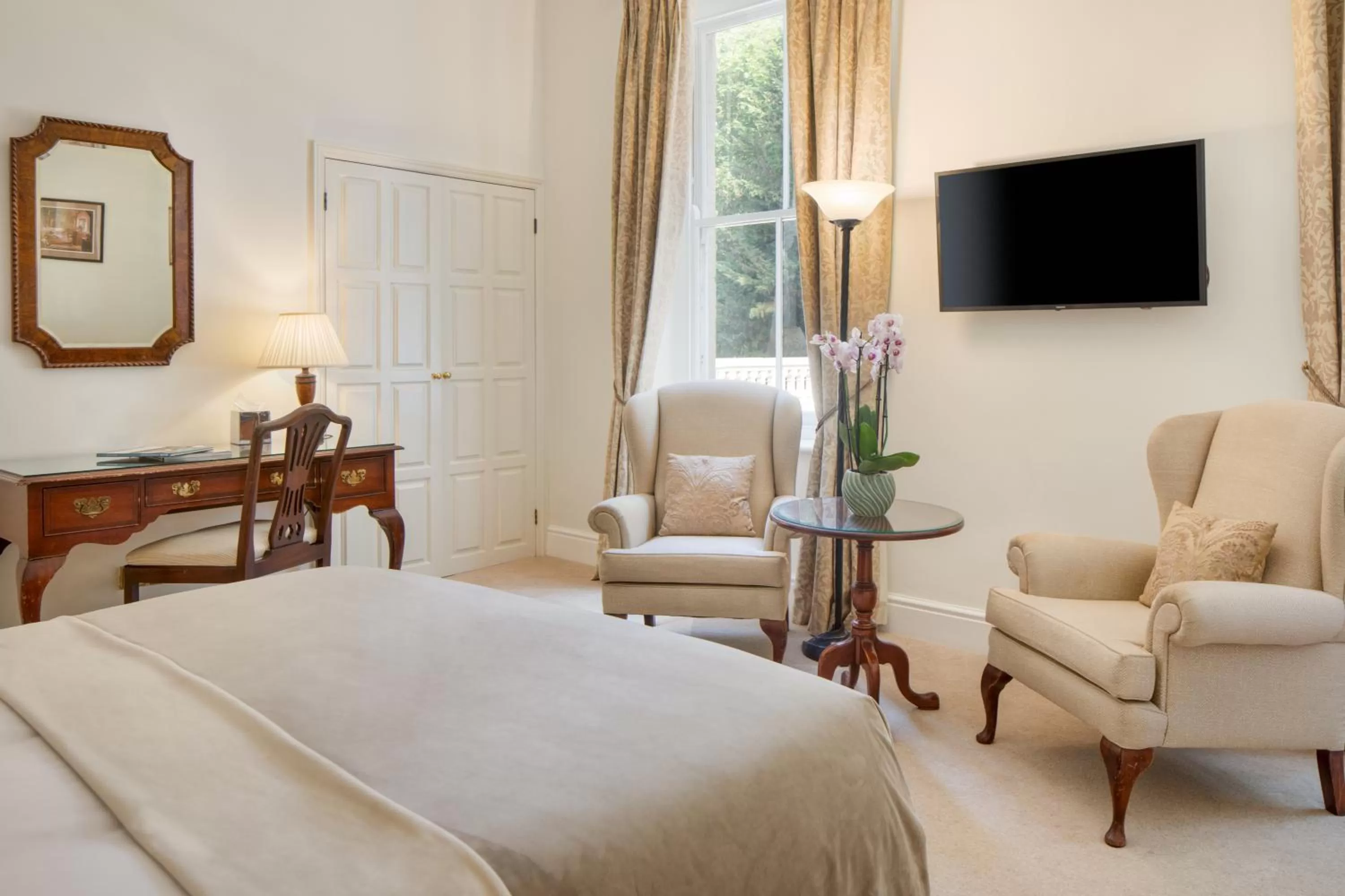 room service, Bed in Taplow House Hotel & Spa