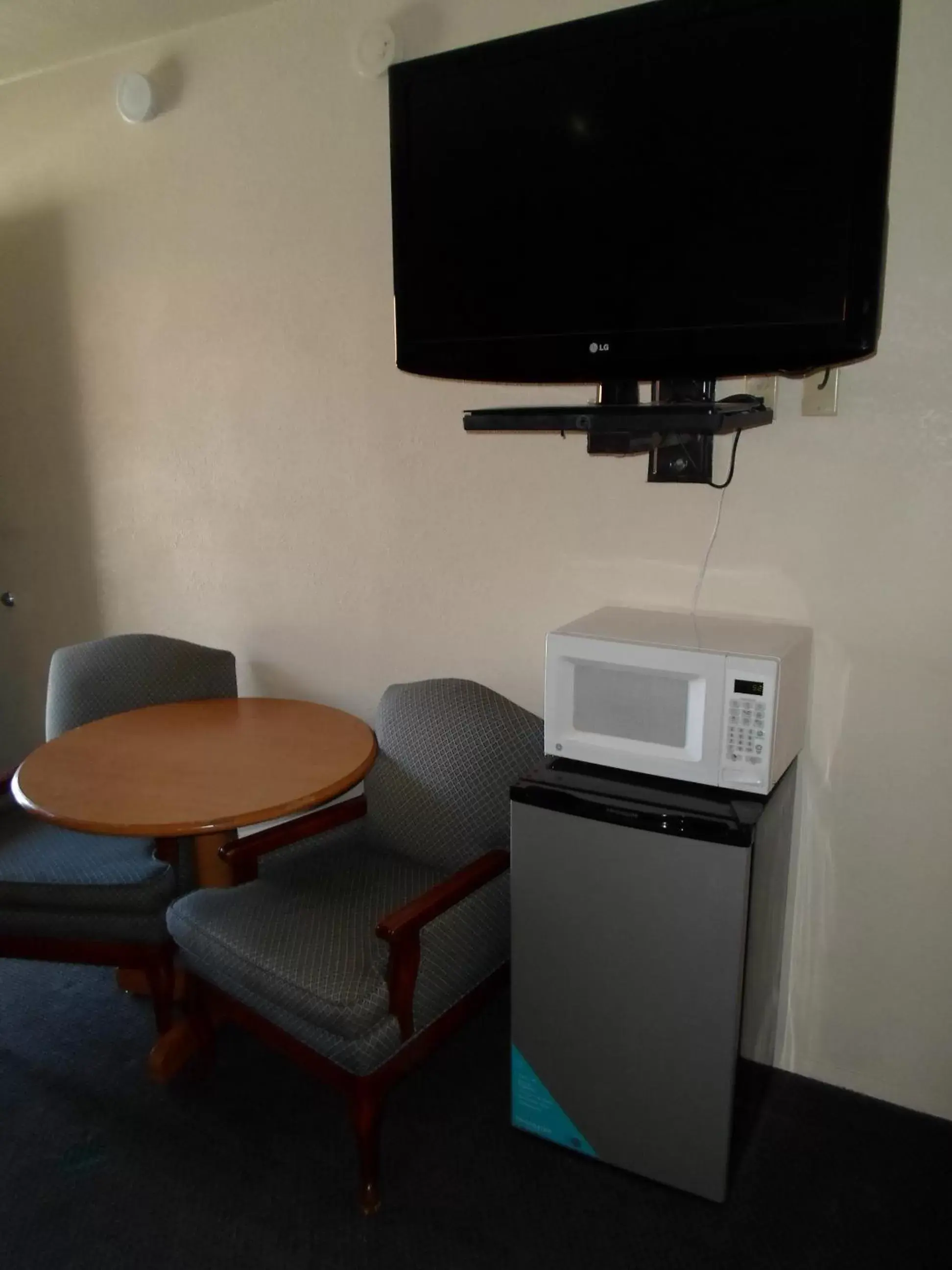 Seating area, TV/Entertainment Center in Budget Inn Morgan Hill