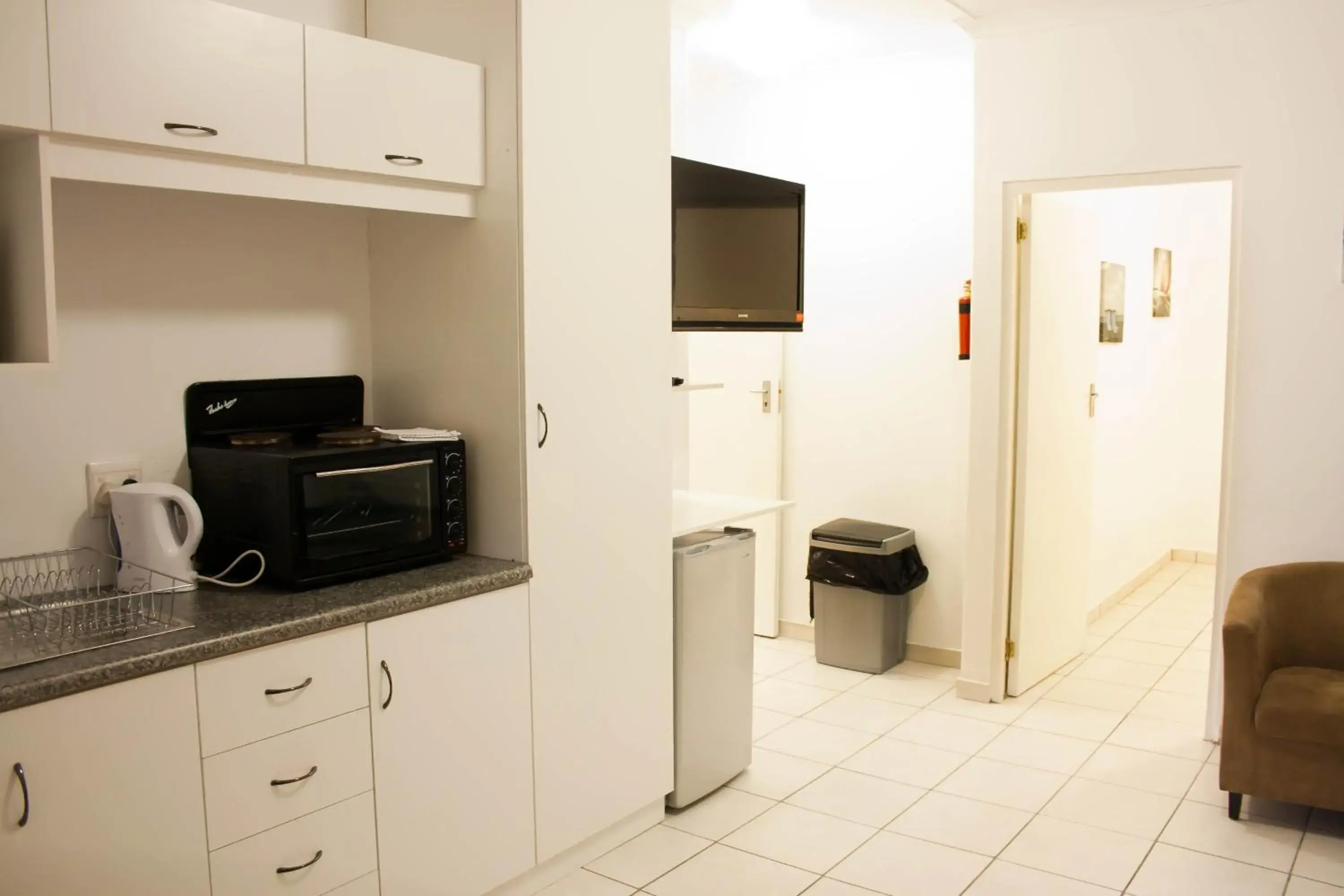 Kitchen or kitchenette, TV/Entertainment Center in Clinch Self Catering