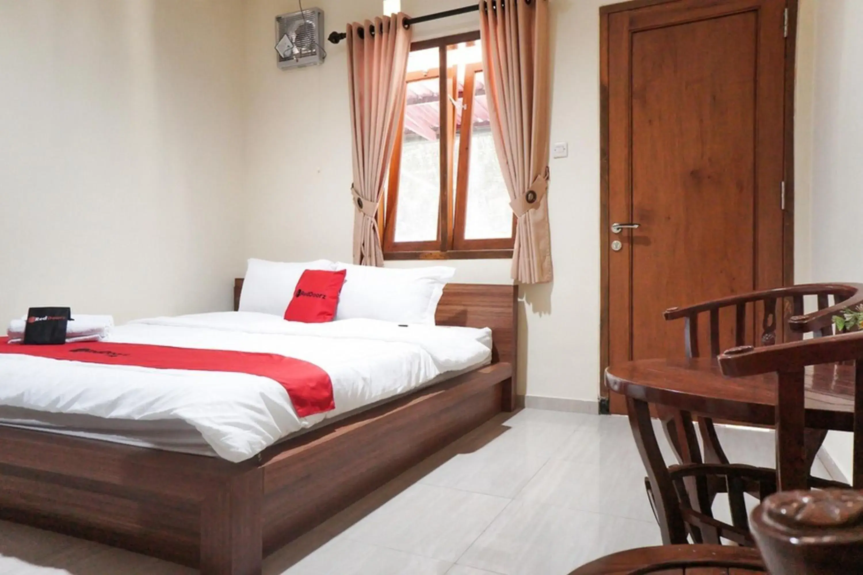 Bedroom, Bed in RedDoorz Syariah near Exit Tol Malang