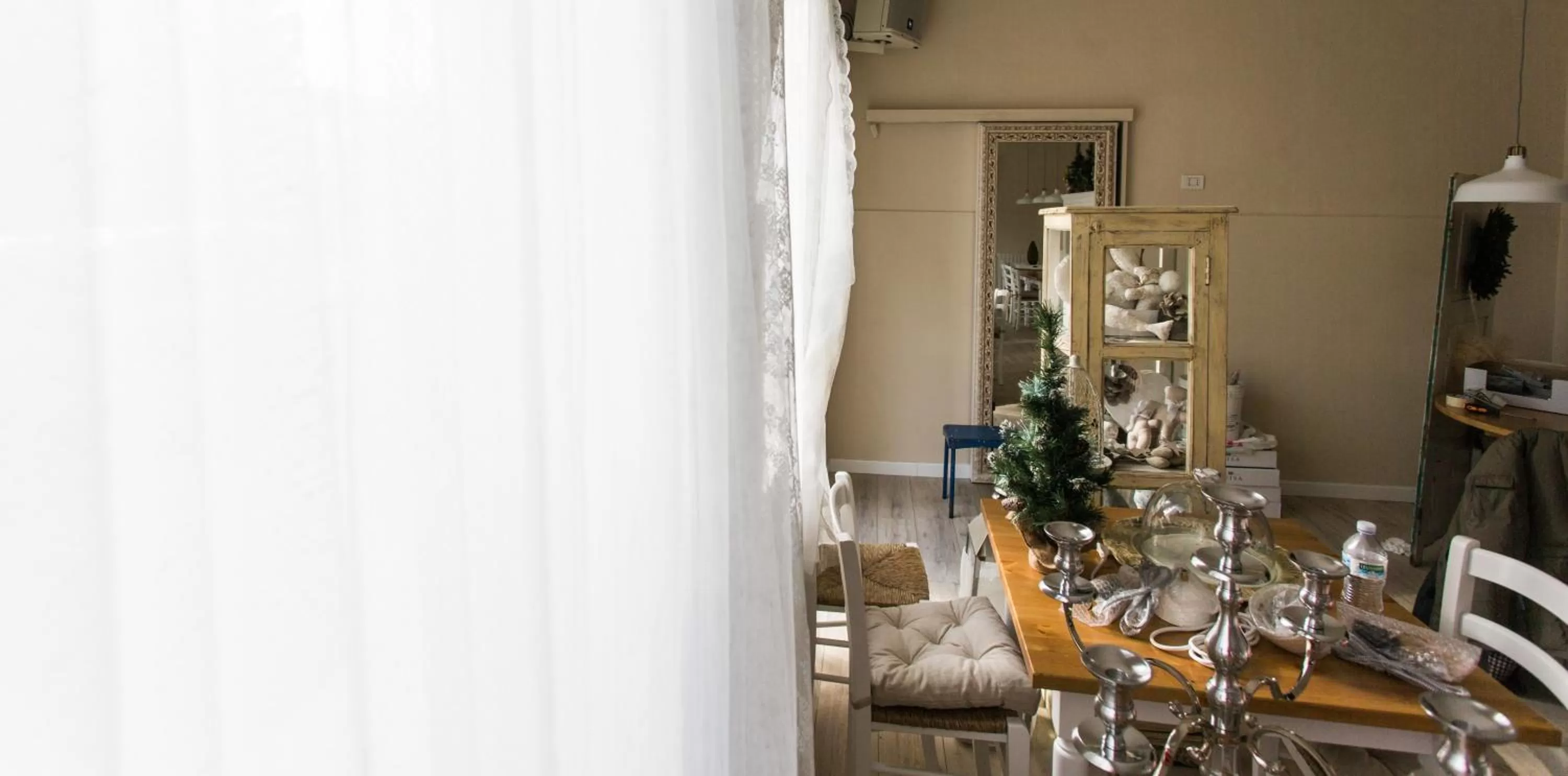 Restaurant/places to eat in 1920 Maison et Musique Hotel