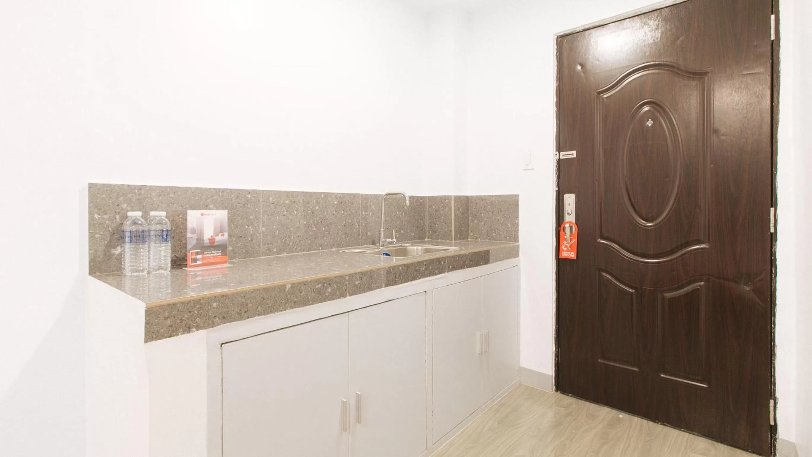 Kitchen or kitchenette in RedDoorz near Zobel Roxas St