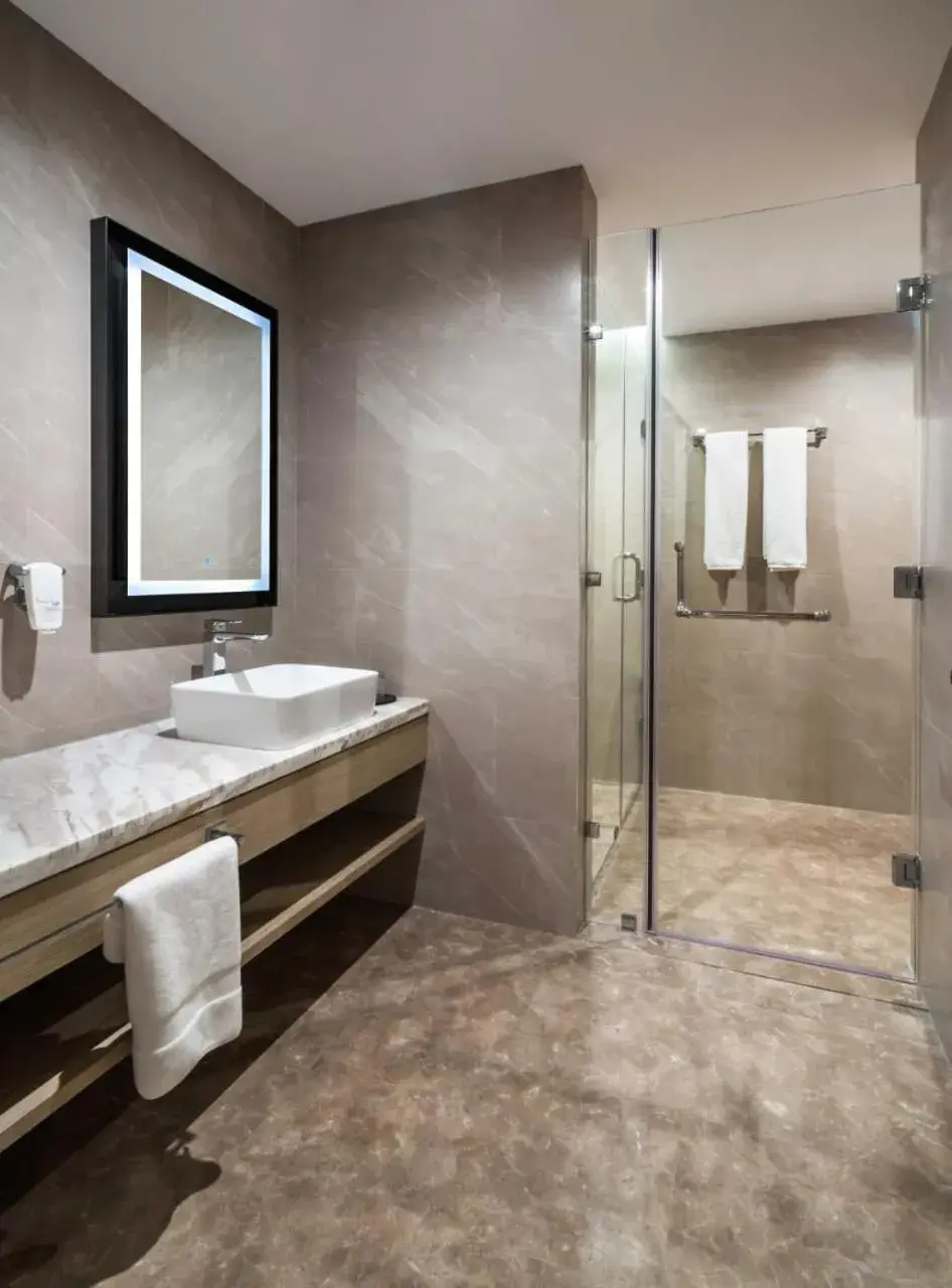 Shower in Aber Al Takhassusi Shower in Aber Al Takhassusi