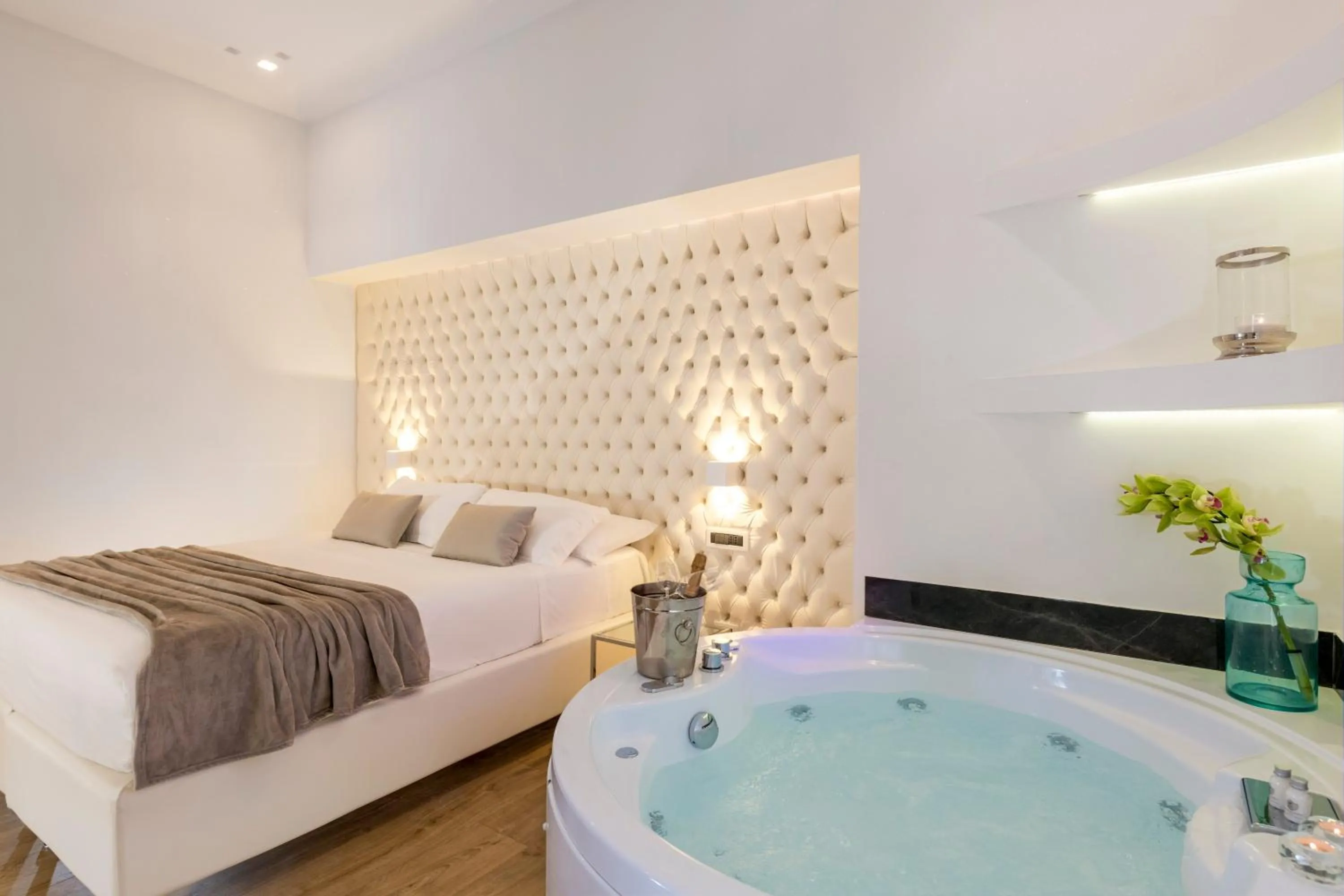 Hot Tub, Bed in Vatican Style