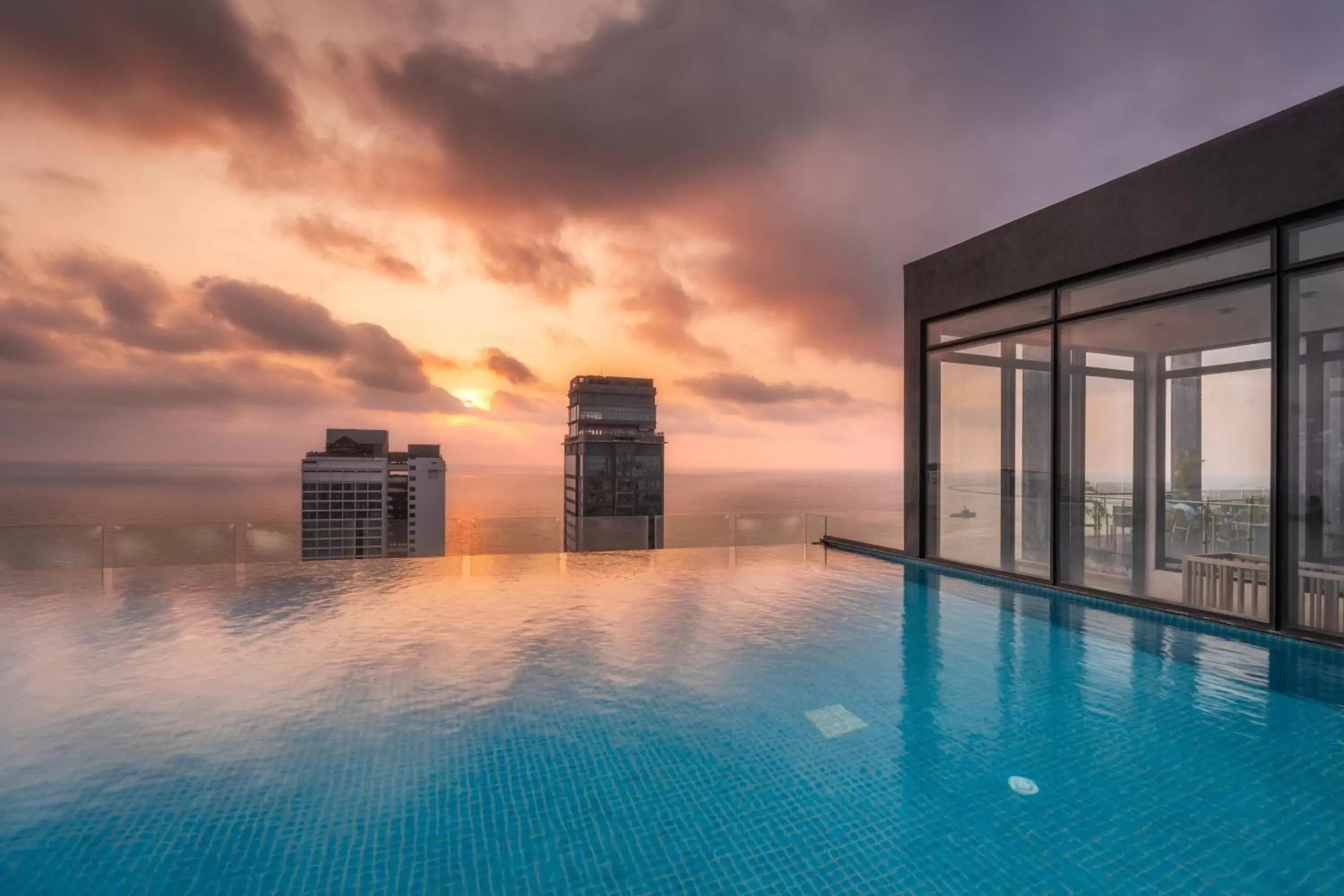 Swimming pool, Sunrise/Sunset in Movenpick Hotel Colombo