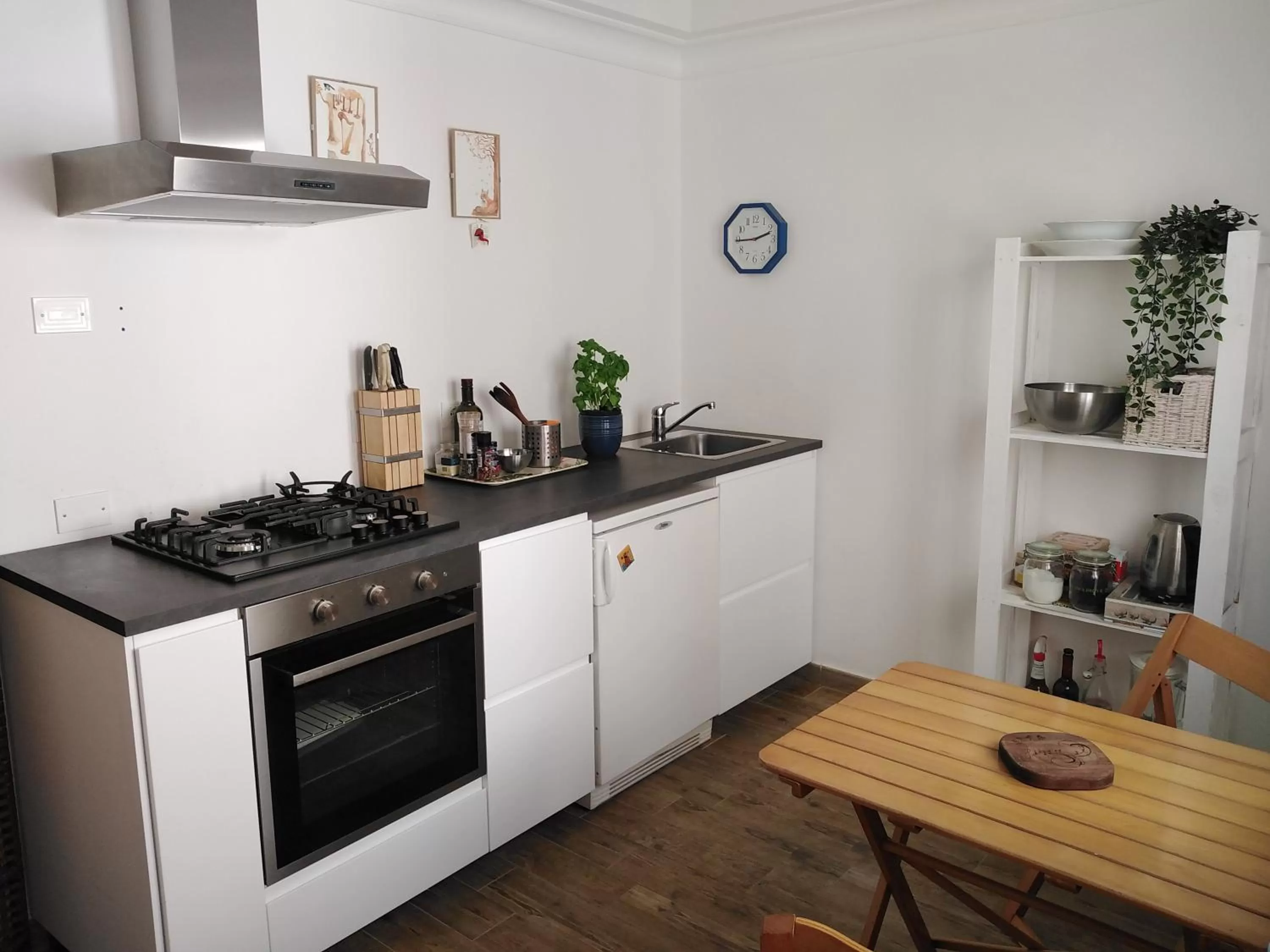 Kitchen or kitchenette in In San Frediano B&B