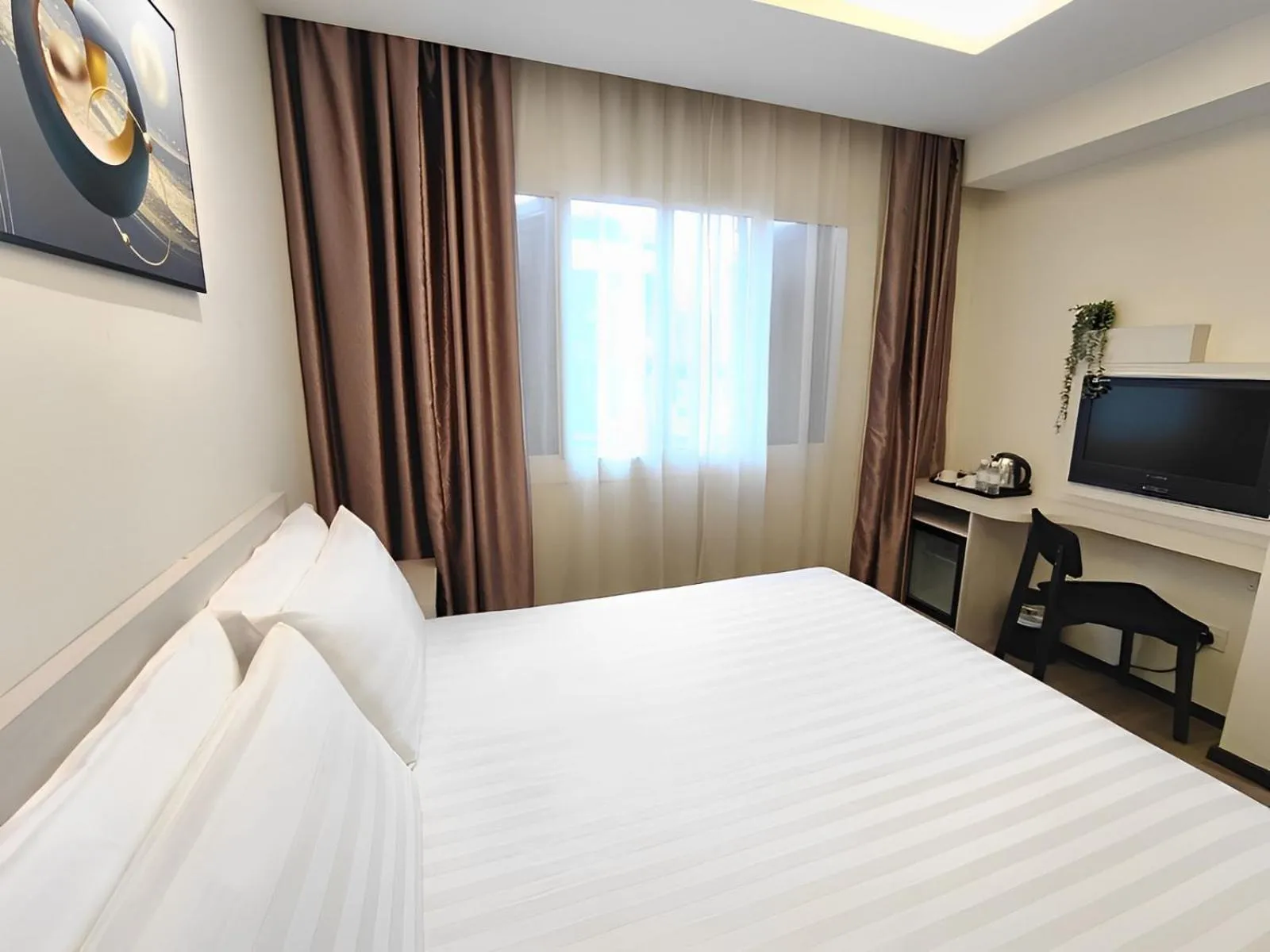 Photo of the whole room, Bed in Link Hotel Singapore