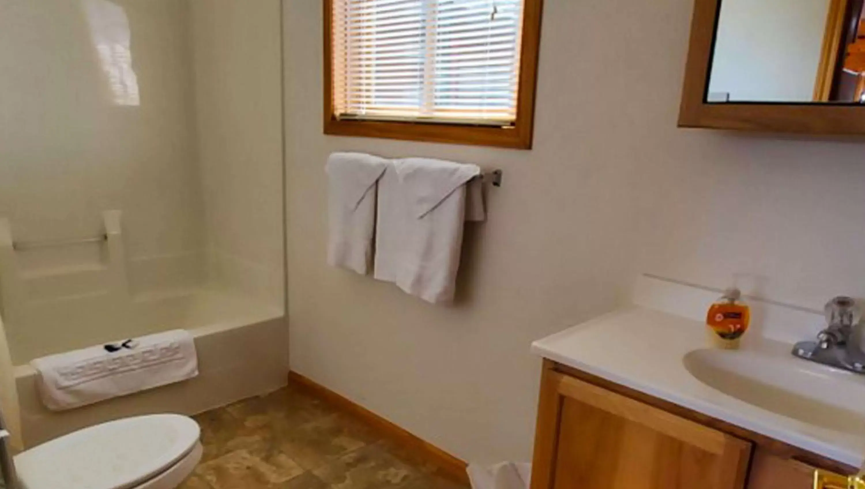 Photo of the whole room, Bathroom in Jasper Ridge Inn Ishpeming