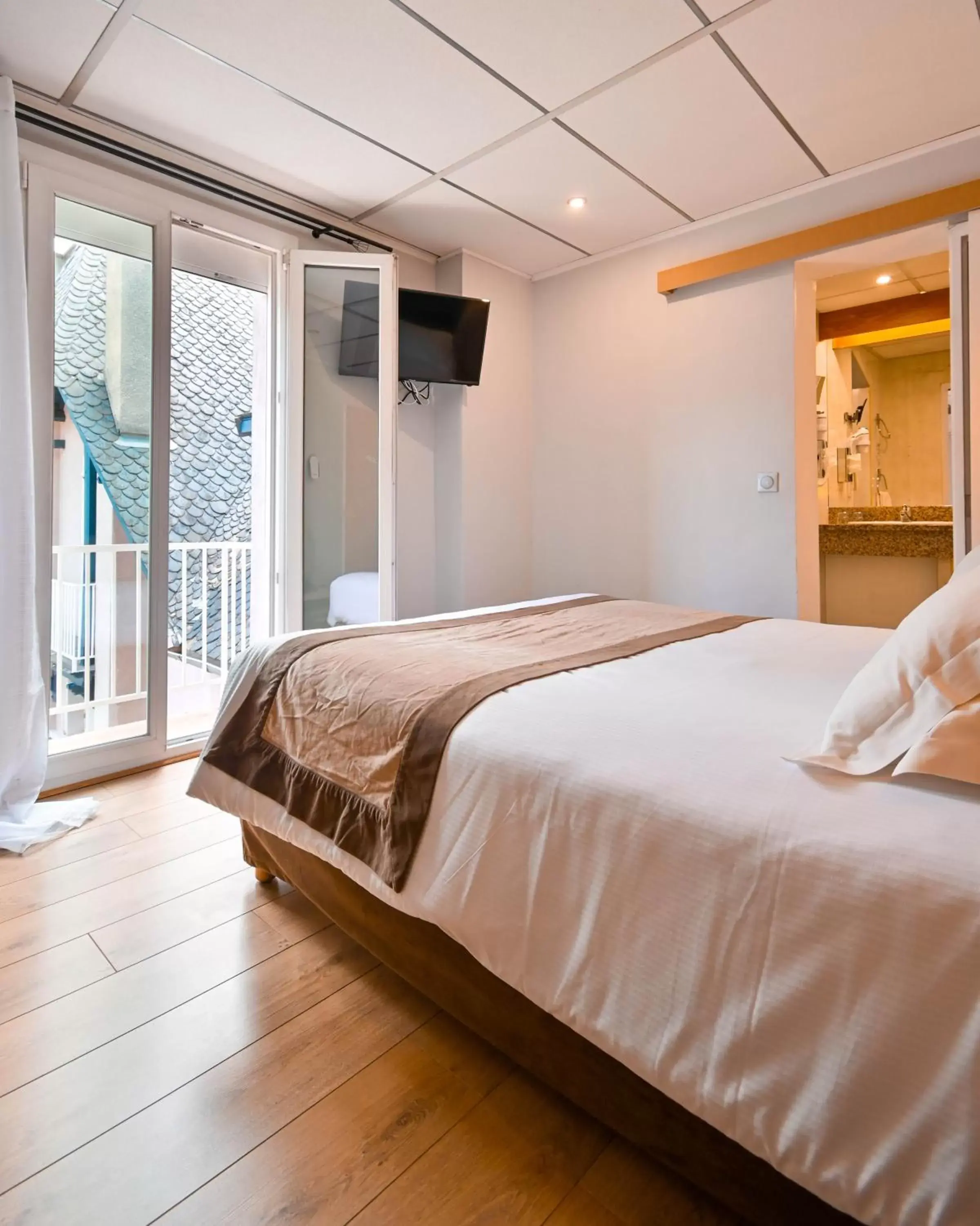 Bedroom, Bed in The Originals Boutique, Hôtel du Pont Roupt, Mende (Inter-Hotel)