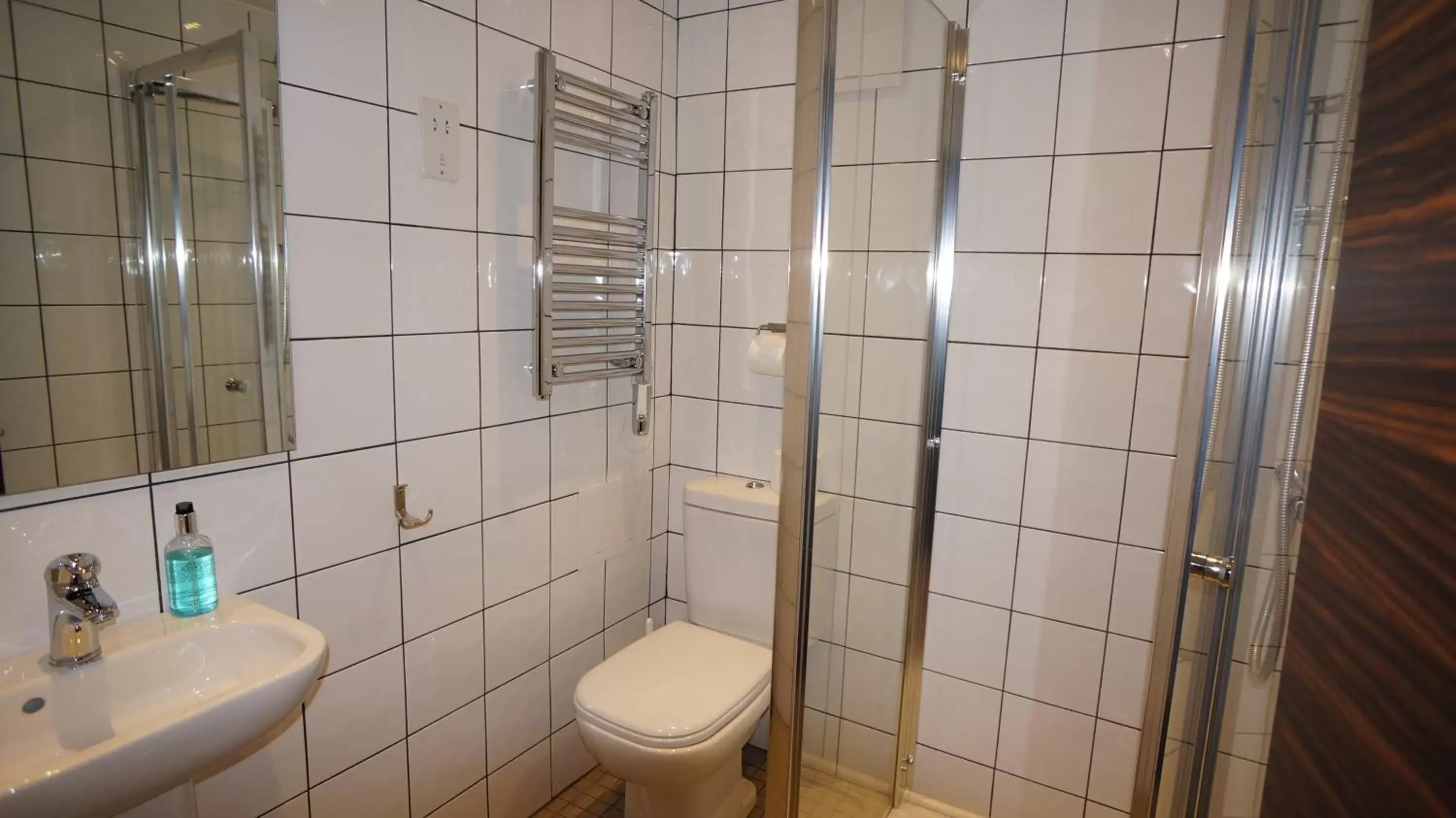 Shower, Bathroom in Crestfield Hotel