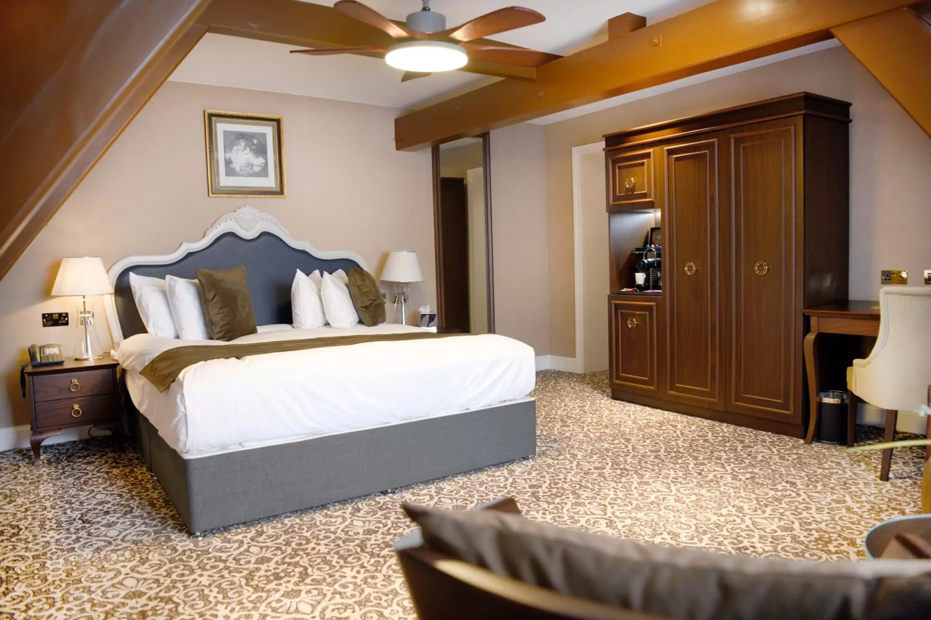 Bedroom, Bed in Warren House Hotel